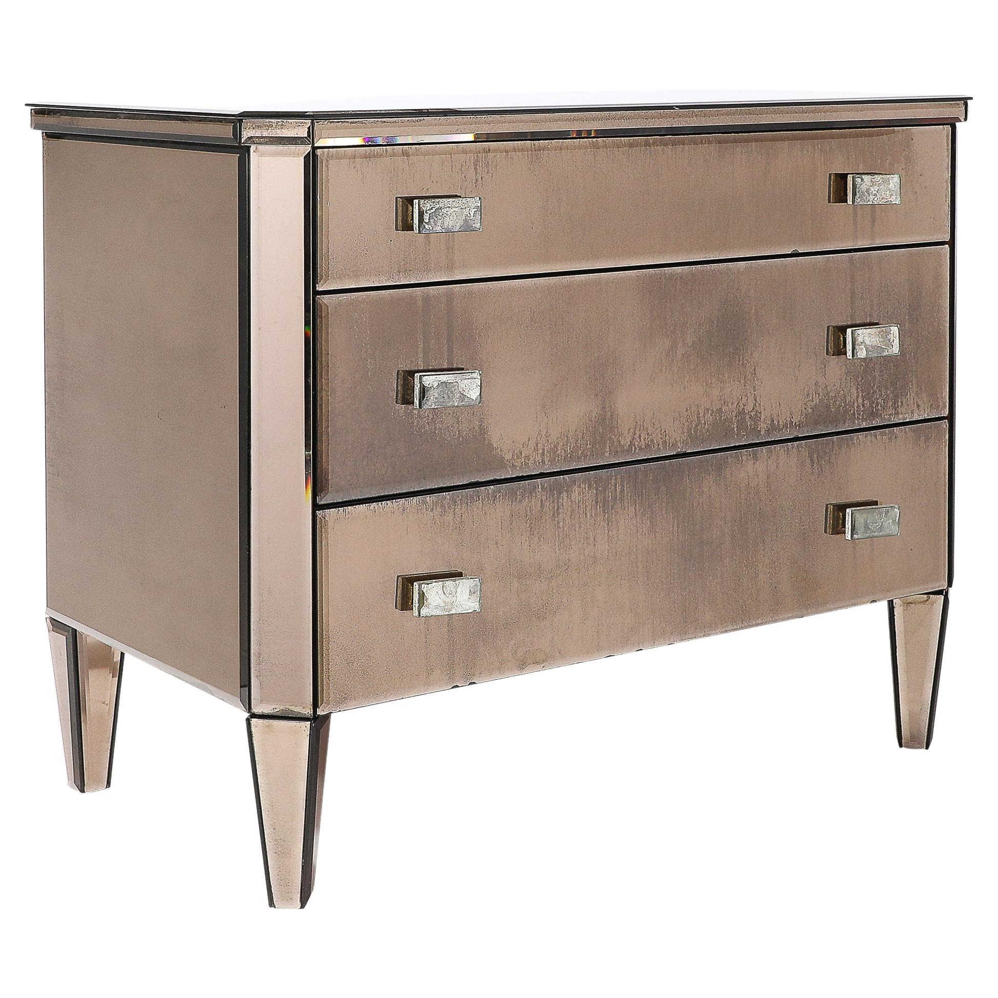 Cassettiera a specchio in stile Modernista Hollywood Regency in bronzo fumé in vendita