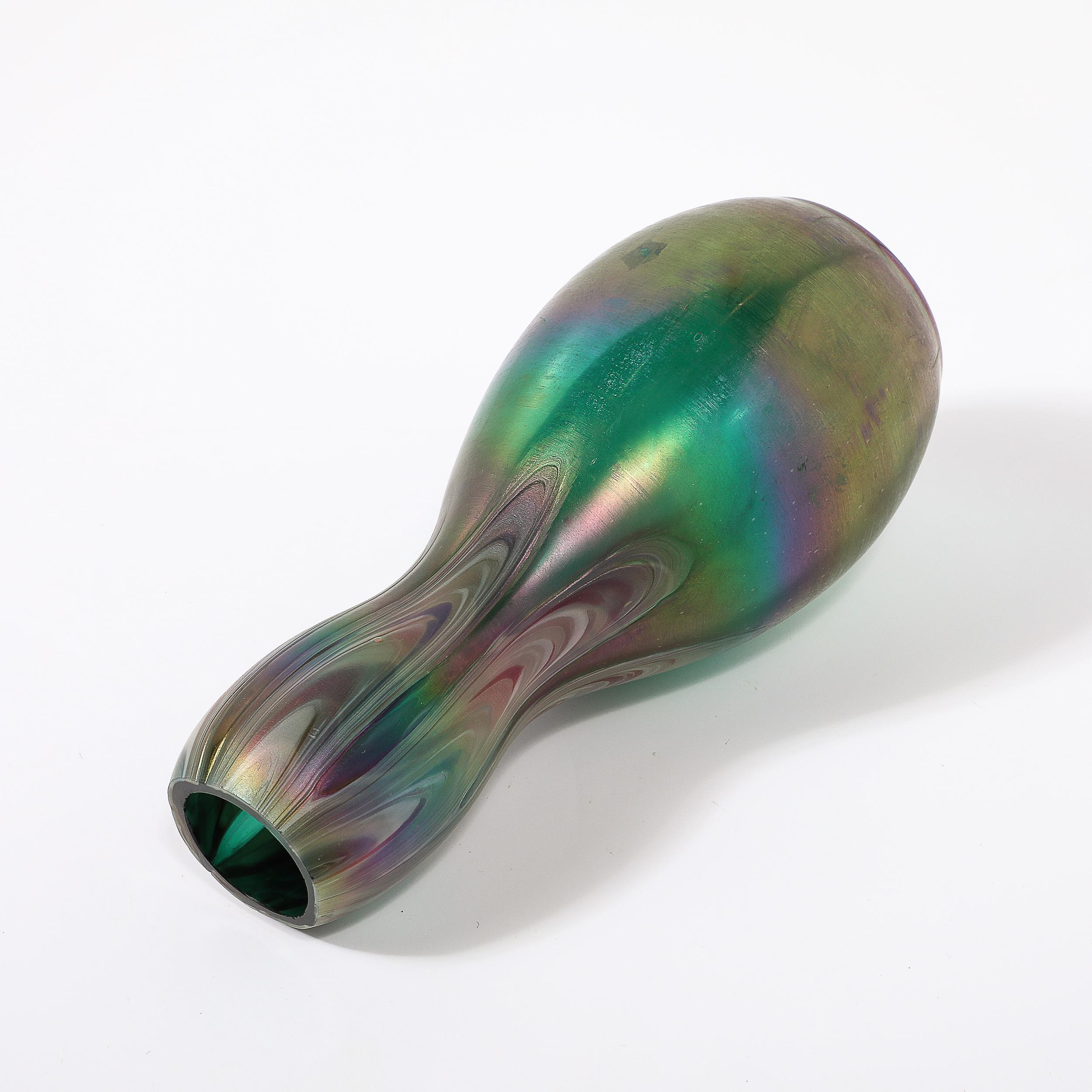 Vaso di vetro artistico modernista a forma di clessidra con volute di Favrile in vendita 3