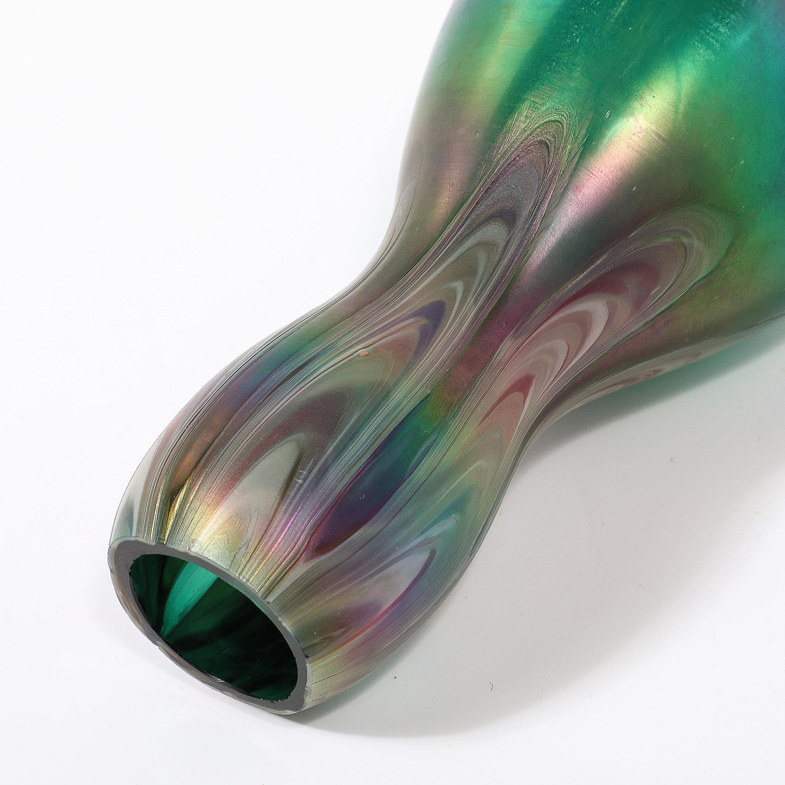 Vaso di vetro artistico modernista a forma di clessidra con volute di Favrile in vendita 4