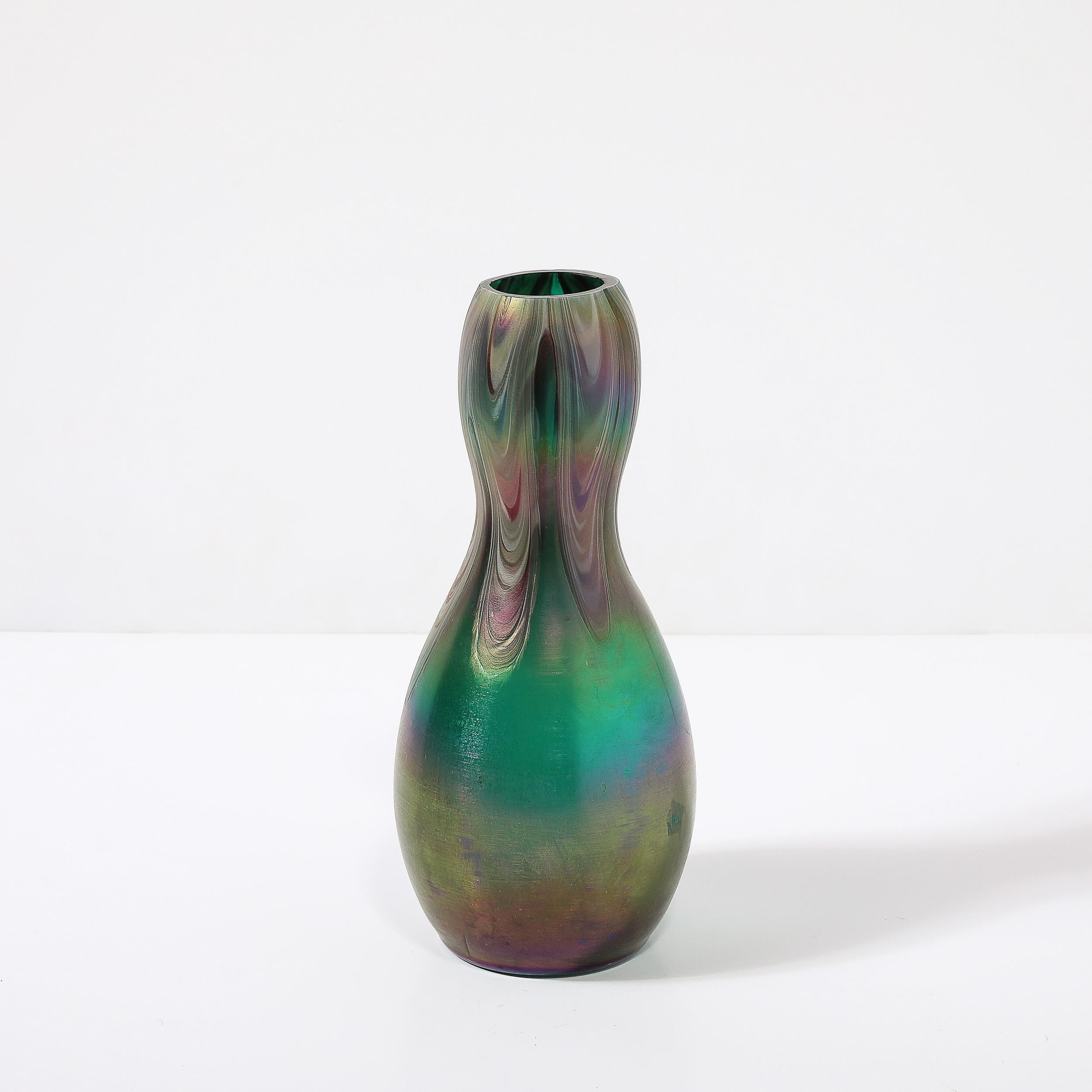 Vaso di vetro artistico modernista a forma di clessidra con volute di Favrile In condizioni ottime in vendita a New York, NY
