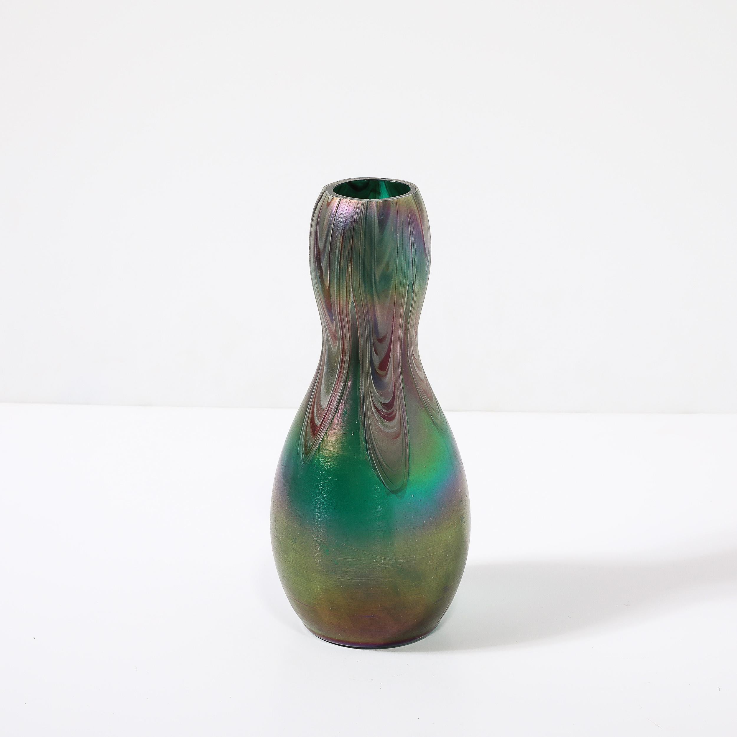 XX secolo Vaso di vetro artistico modernista a forma di clessidra con volute di Favrile in vendita