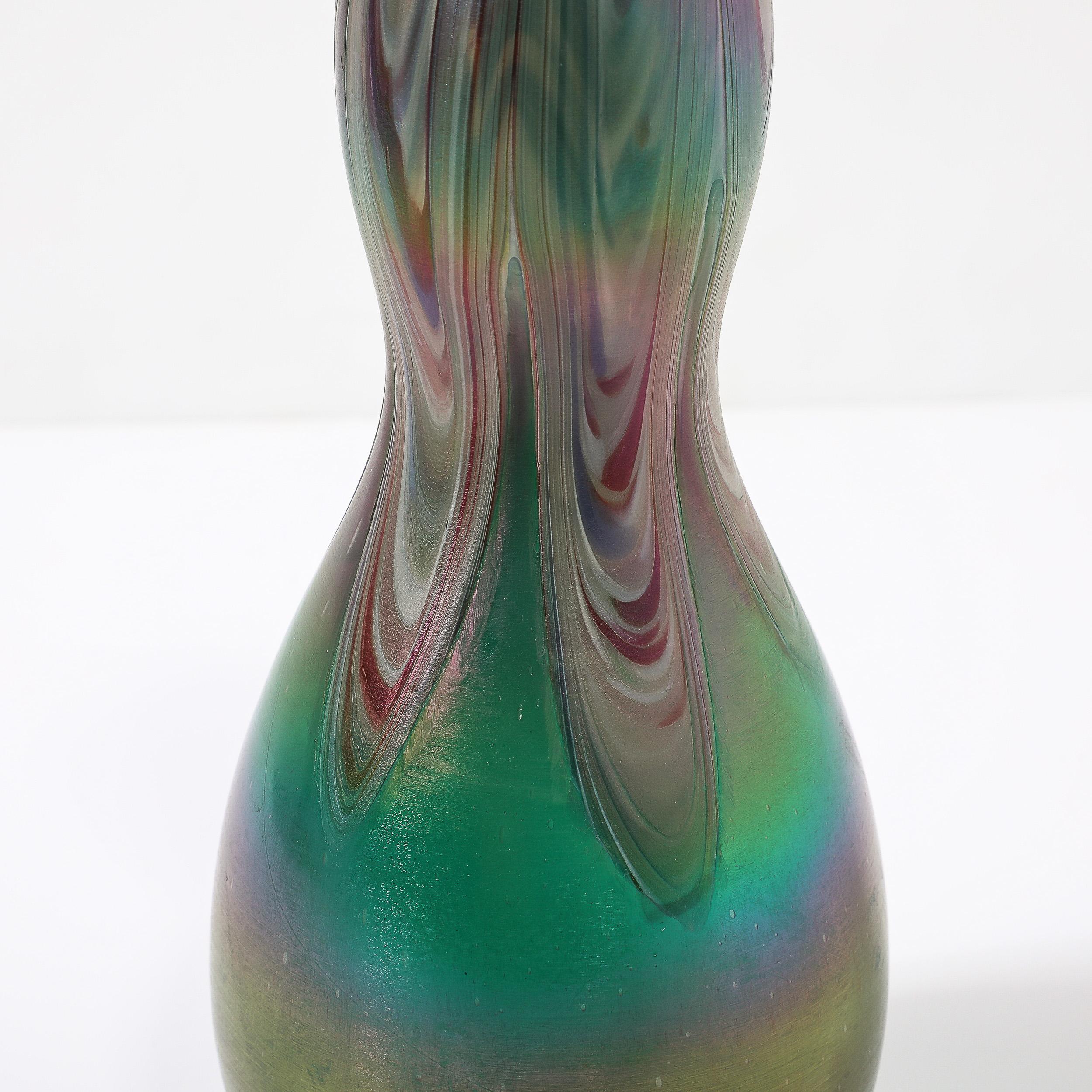 Vetro artistico Vaso di vetro artistico modernista a forma di clessidra con volute di Favrile in vendita