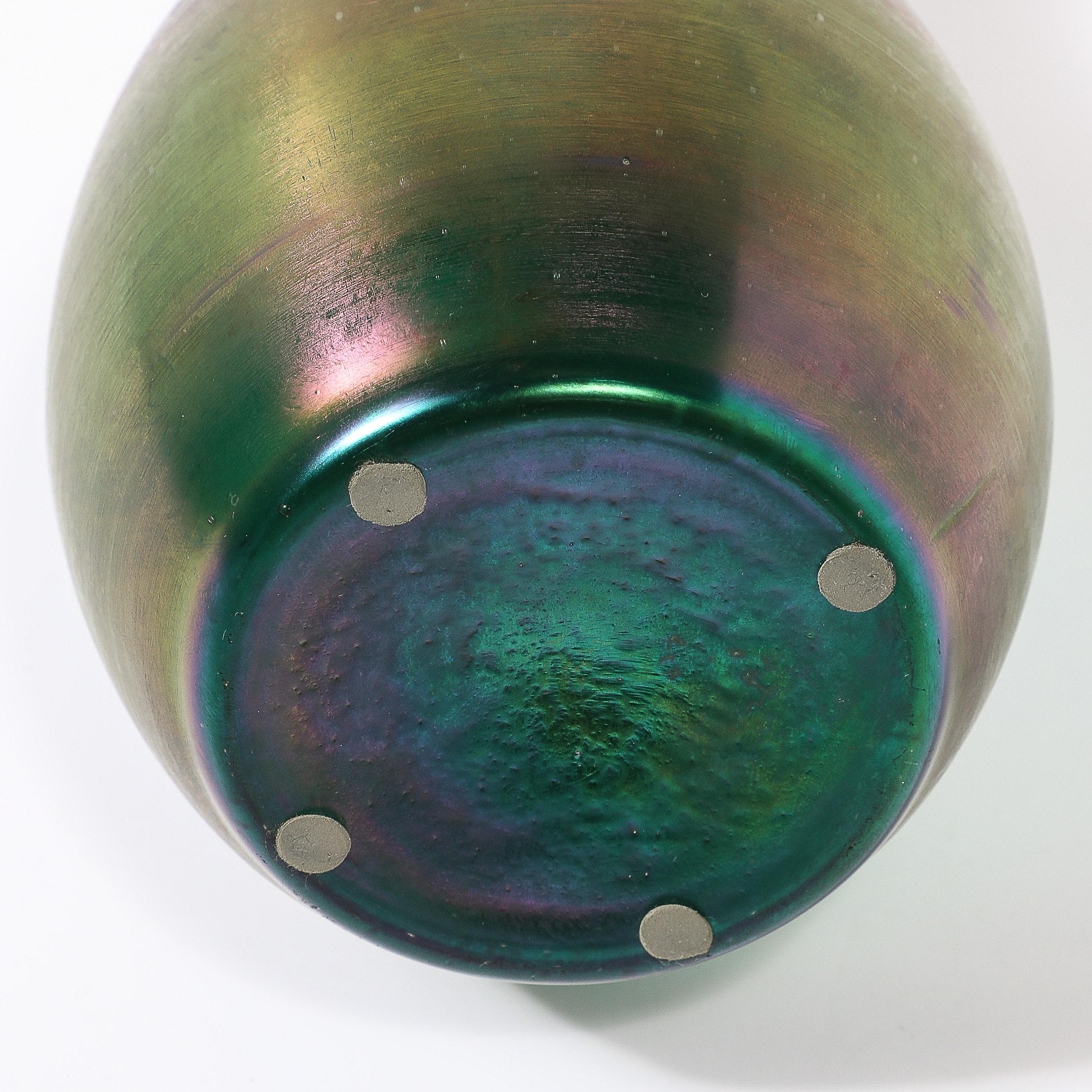 Vaso di vetro artistico modernista a forma di clessidra con volute di Favrile in vendita 1