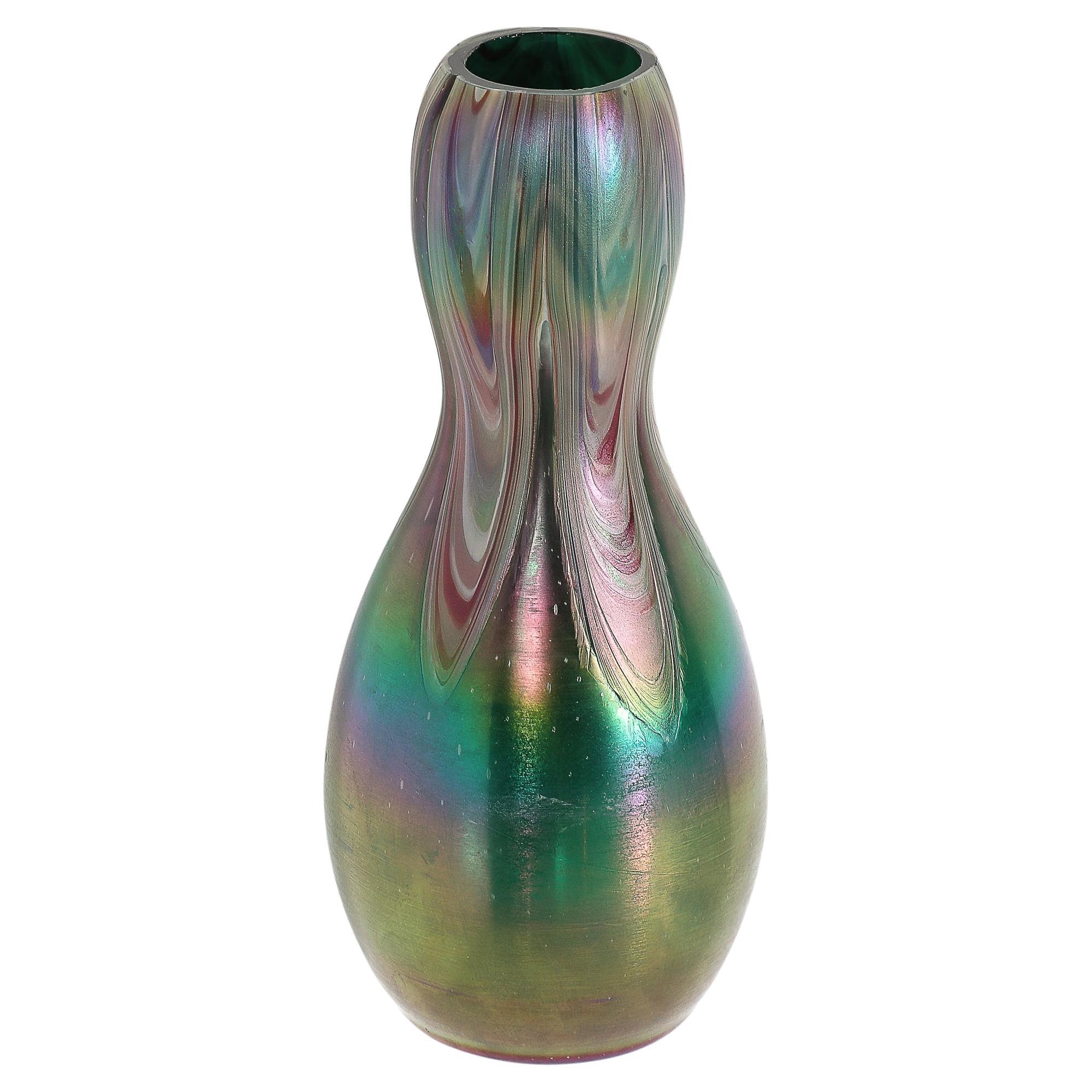 Vaso di vetro artistico modernista a forma di clessidra con volute di Favrile in vendita