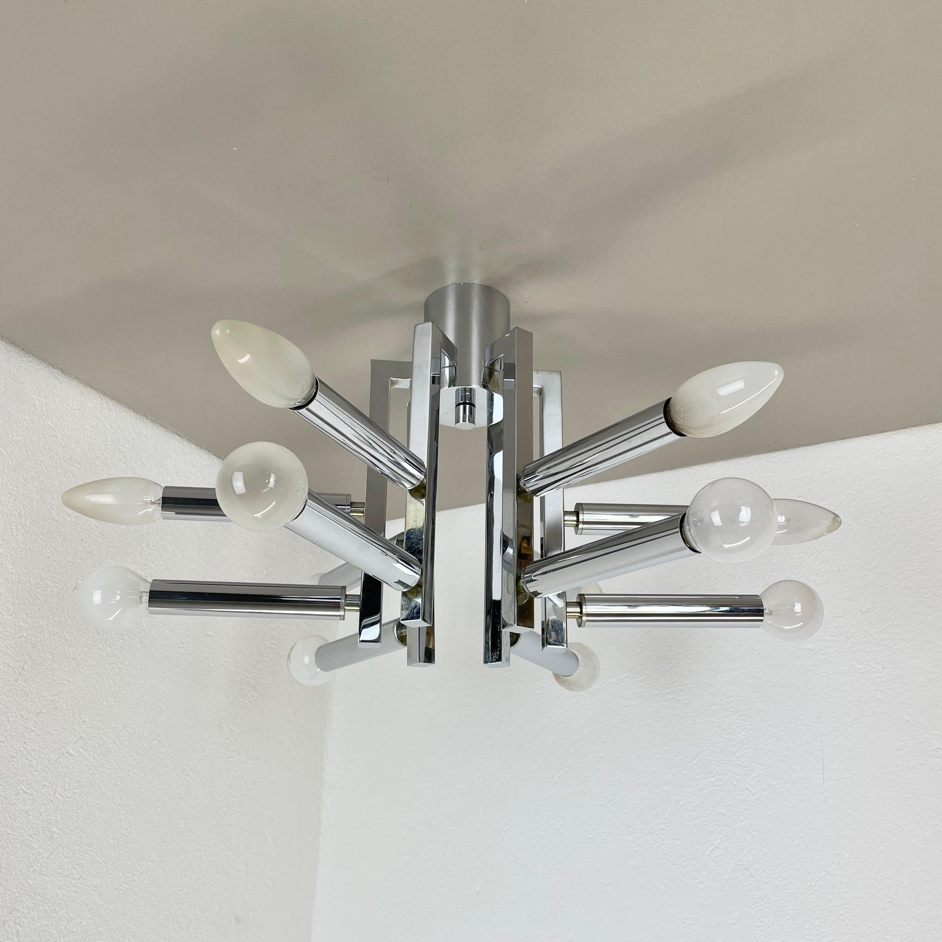 Article:

ceiling light flushmount


Origin:

Italy


Age:

1970s


Original 1970s ceiling light made in Italy. This wonderful modernist 1970s  light is made of solid metal in chrome tone finish and comes with 12 arm tube elements and sockets to the