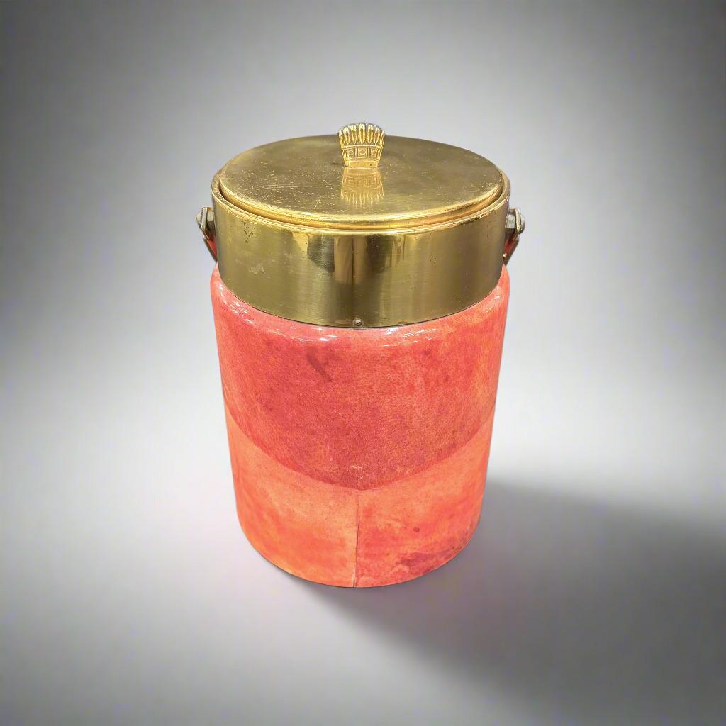 Cubitera modernista Aldo Tura. Pergamino color salmón con detalles bañados en latón. Dimensión adicional del cuerpo con remate.  H:9,75 Pulgadas.