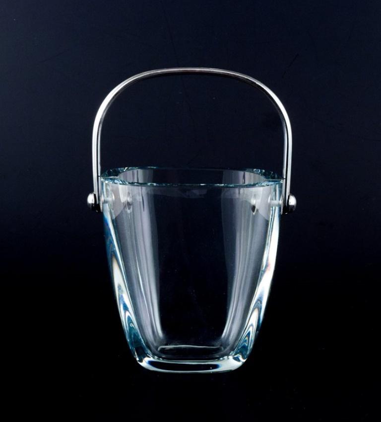 Danish design. Modernist ice bucket in art glass with a handle in sterling silver. Sleek Danish design.
From the 1960s/70s.
In perfect condition.
Handle marked OGH, 925s.
Dimensions: H 19.5 cm including handle x D 10.8 cm.