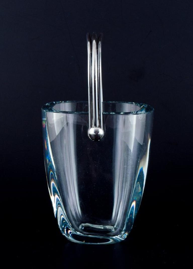 Mid-20th Century Modernist ice bucket in art glass with a handle in sterling silver For Sale