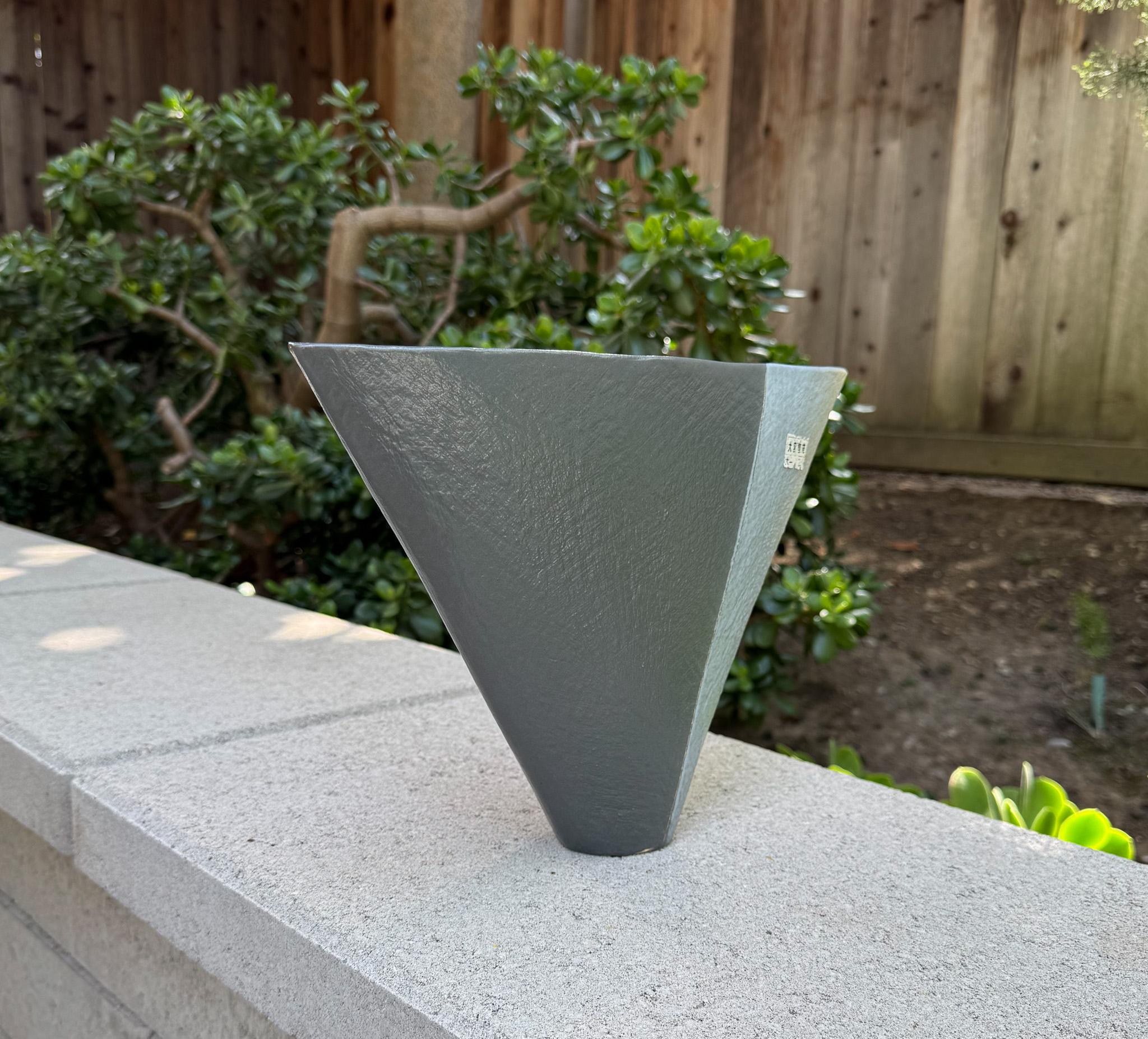 Modernist Ikebana Ceramic Vase, Japan, 20th Century In condizioni buone in vendita a San Juan Capistrano, CA