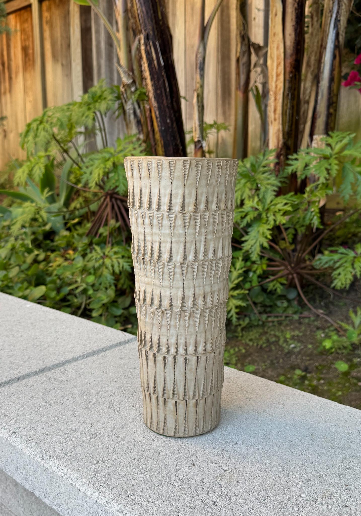 Giapponese Vaso modernista in ceramica Ikebana, Giappone, 1970 ca. in vendita