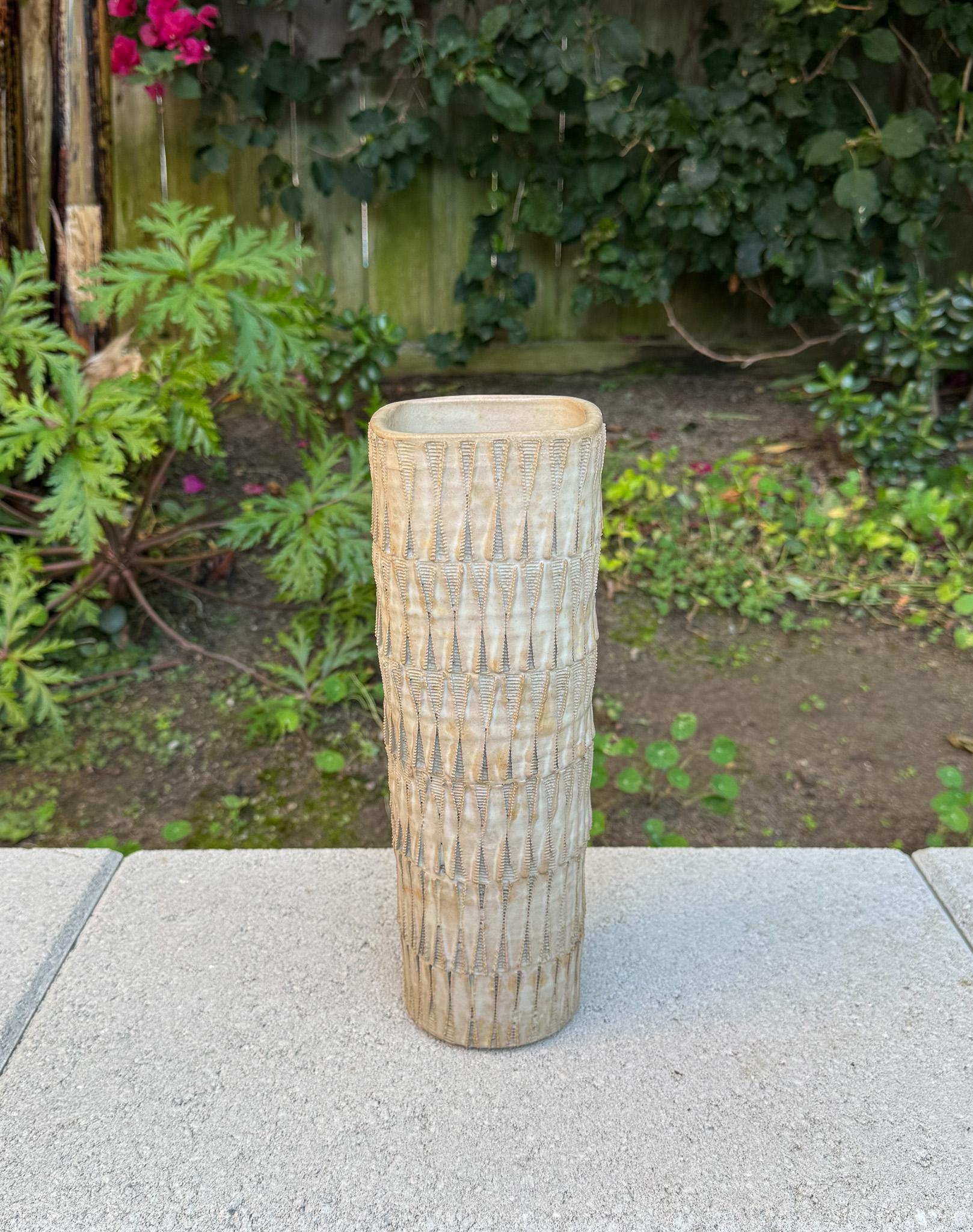 Vaso modernista in ceramica Ikebana, Giappone, 1970 ca. In condizioni buone in vendita a San Juan Capistrano, CA