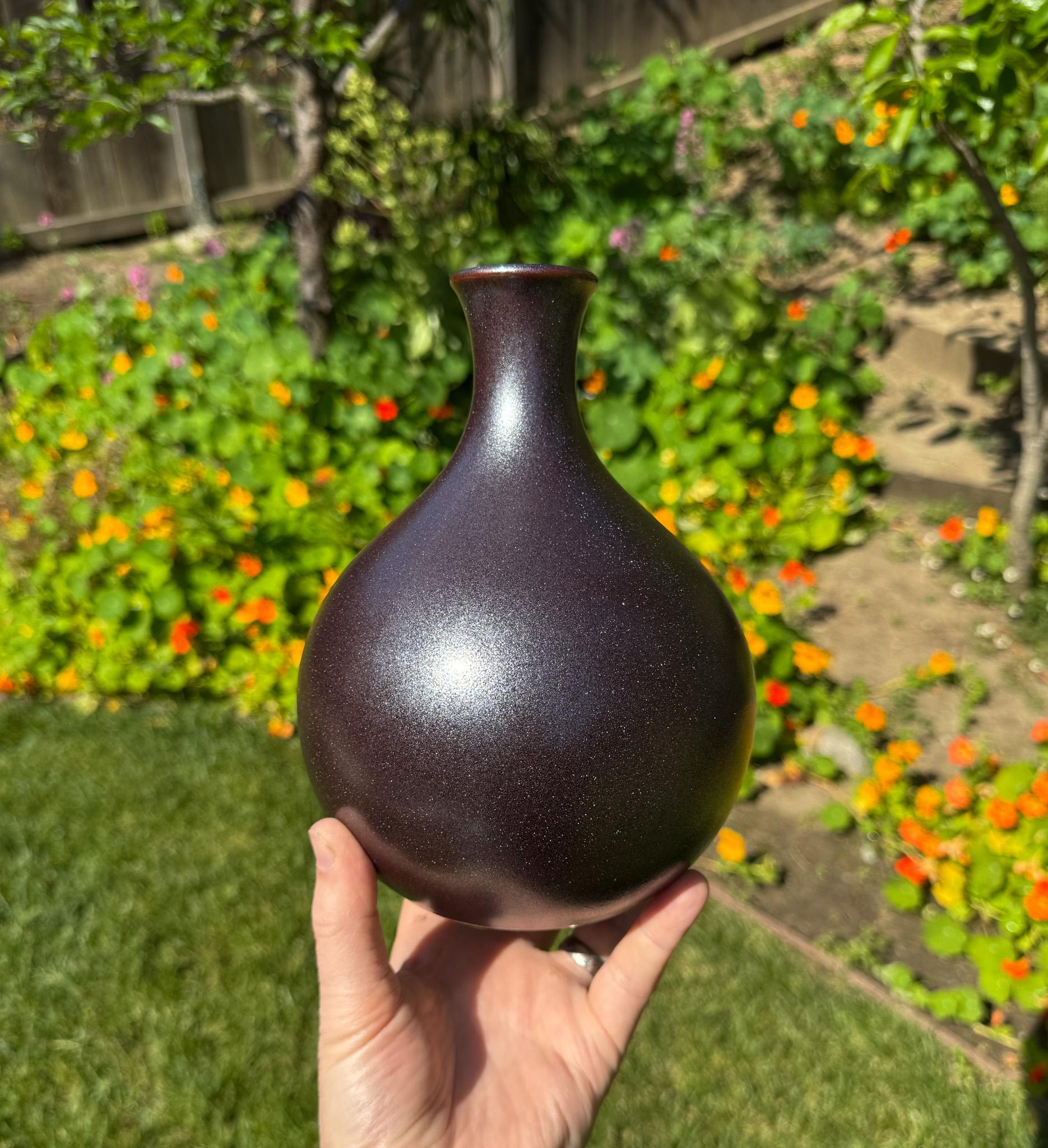 Vaso modernista Ikebana con smalto iridescente, Giappone, XX secolo. 