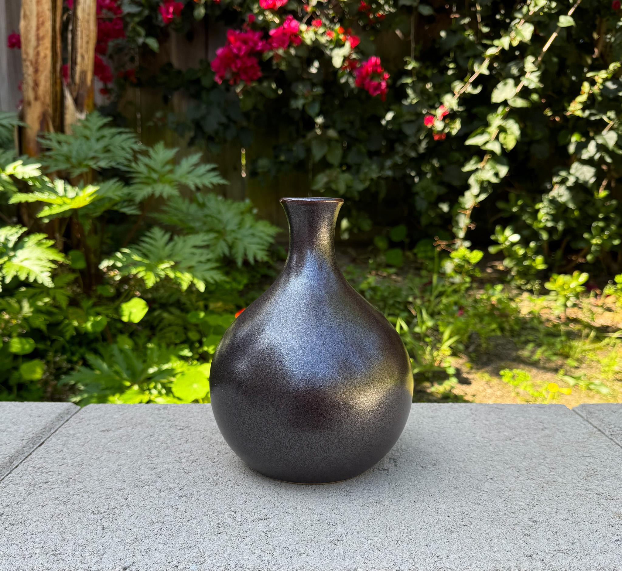 Smaltato Vaso modernista Ikebana con smalto iridescente, Giappone, XX secolo in vendita
