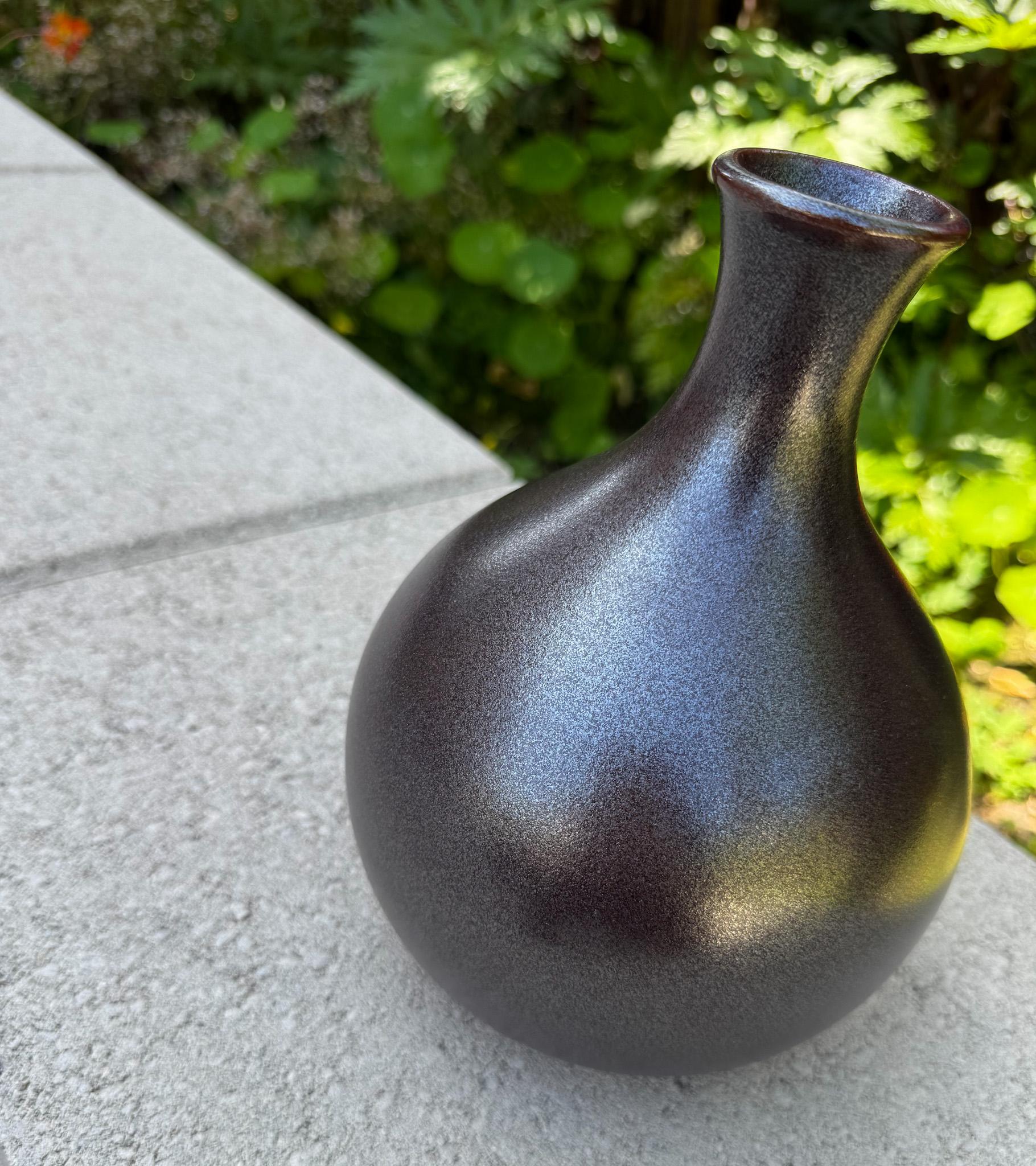 Vaso modernista Ikebana con smalto iridescente, Giappone, XX secolo In condizioni buone in vendita a San Juan Capistrano, CA