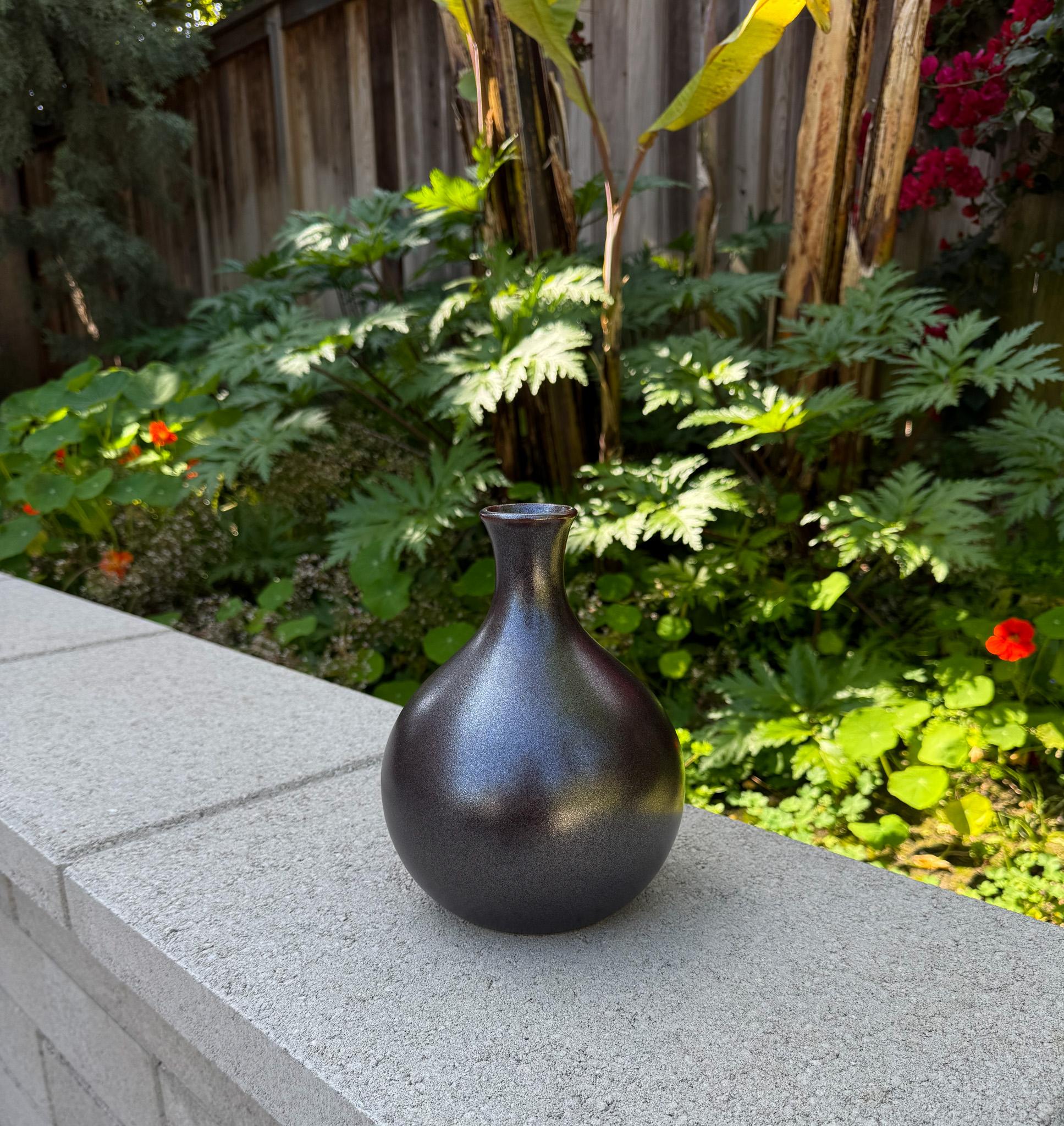 Ceramica Vaso modernista Ikebana con smalto iridescente, Giappone, XX secolo in vendita