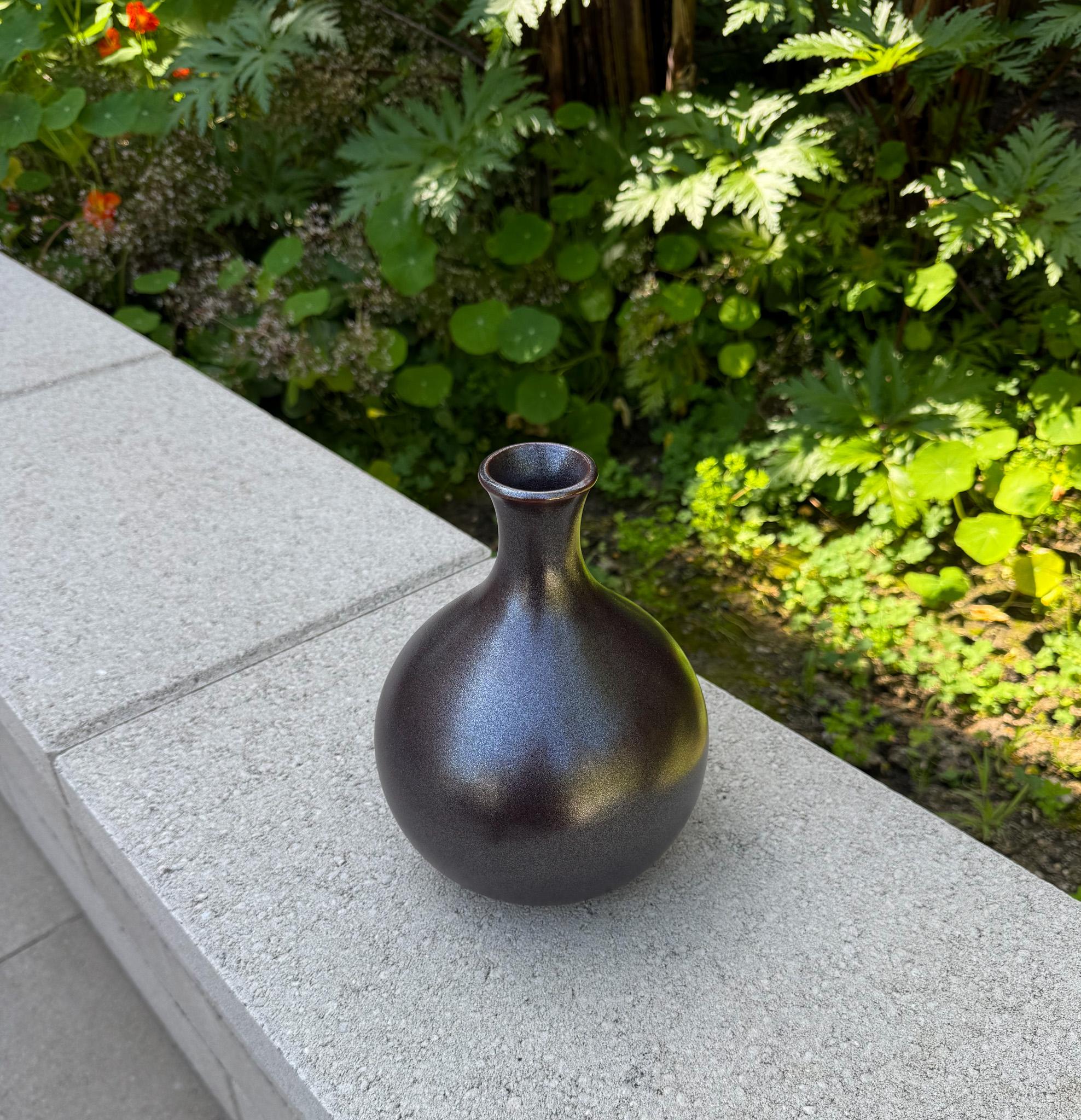 Vaso modernista Ikebana con smalto iridescente, Giappone, XX secolo in vendita 1