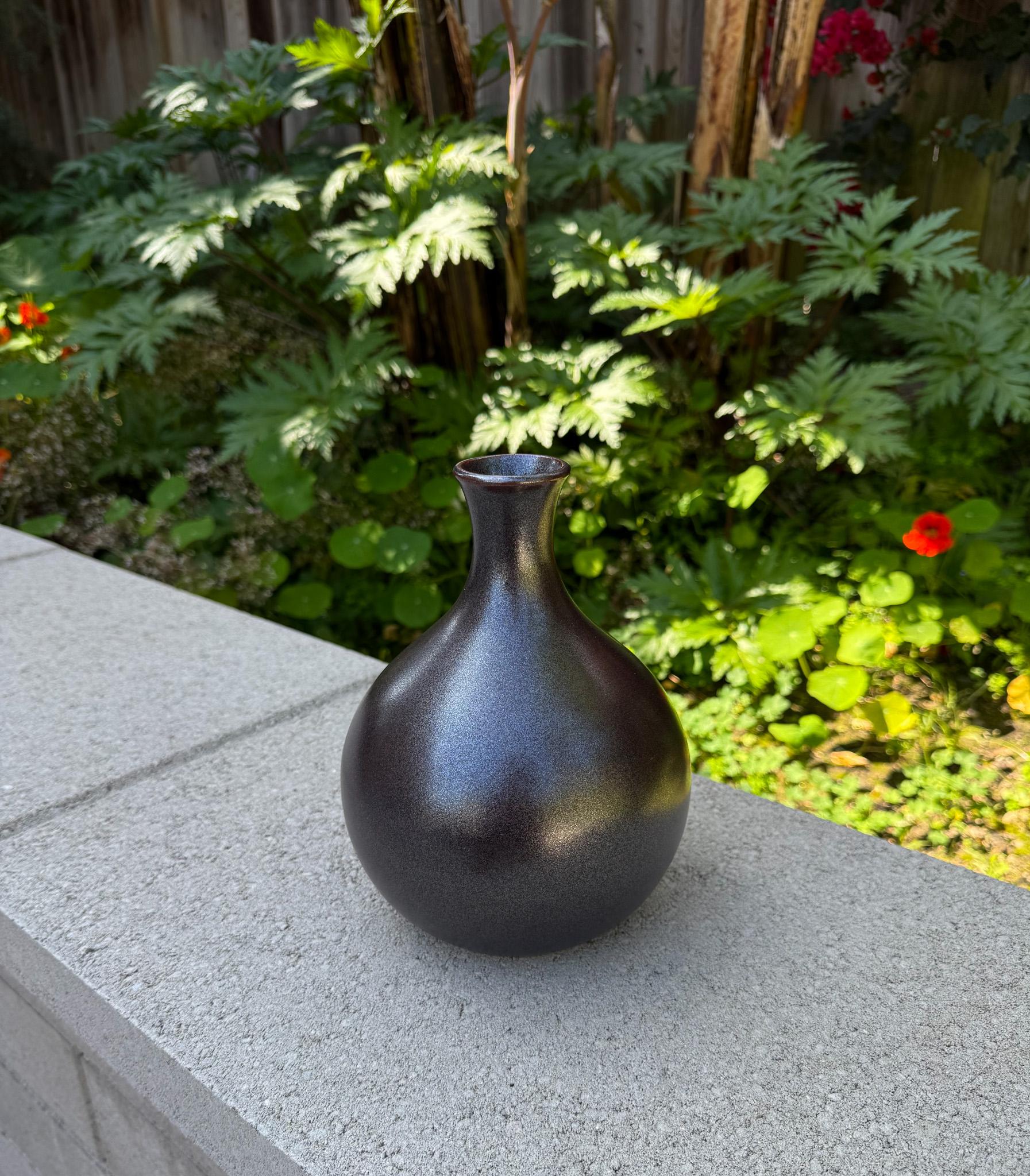 Vaso modernista Ikebana con smalto iridescente, Giappone, XX secolo in vendita 2