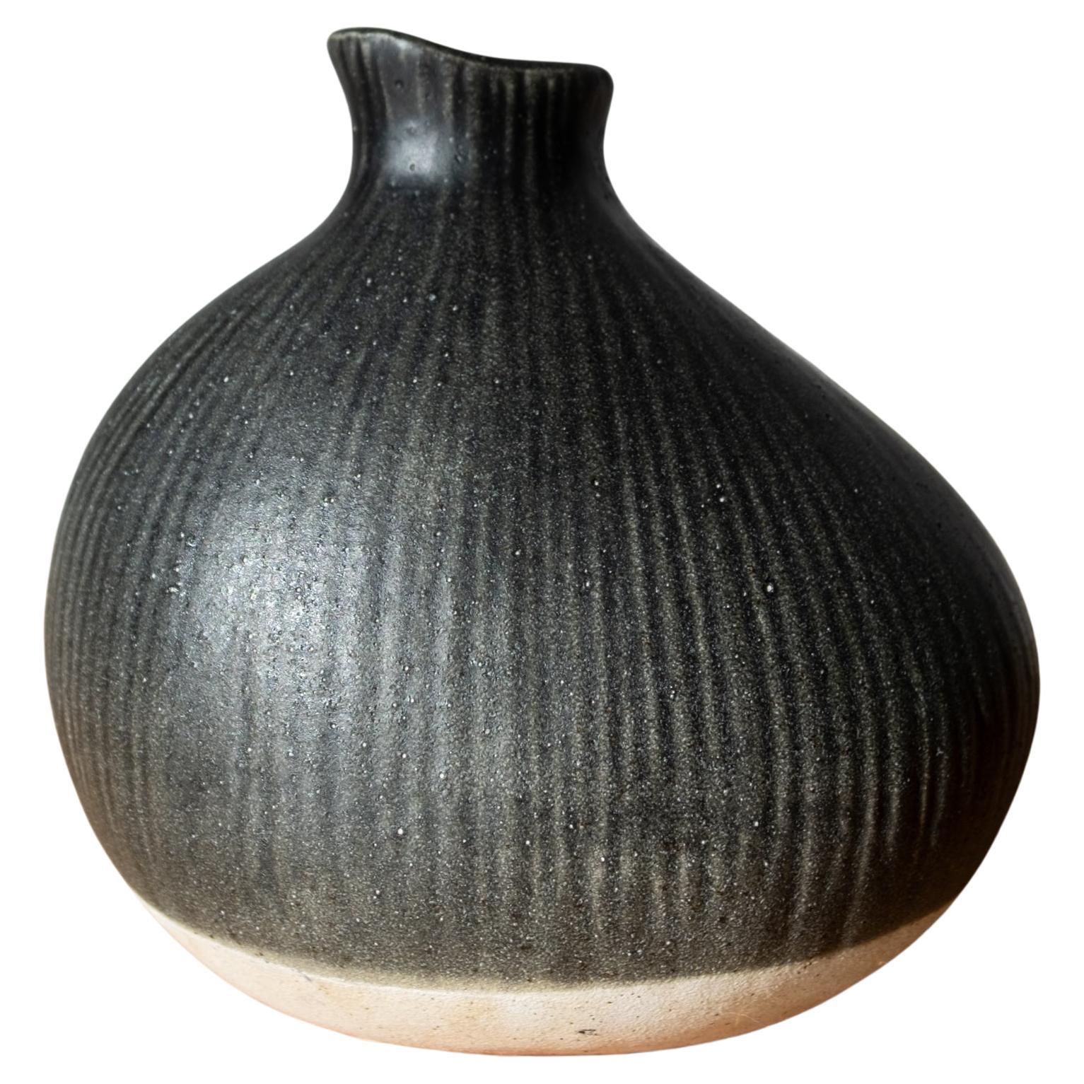 Jarrón asimétrico modernista Ikebana Weed Pot, cerámica esmaltada negra, Japón 1960 en venta