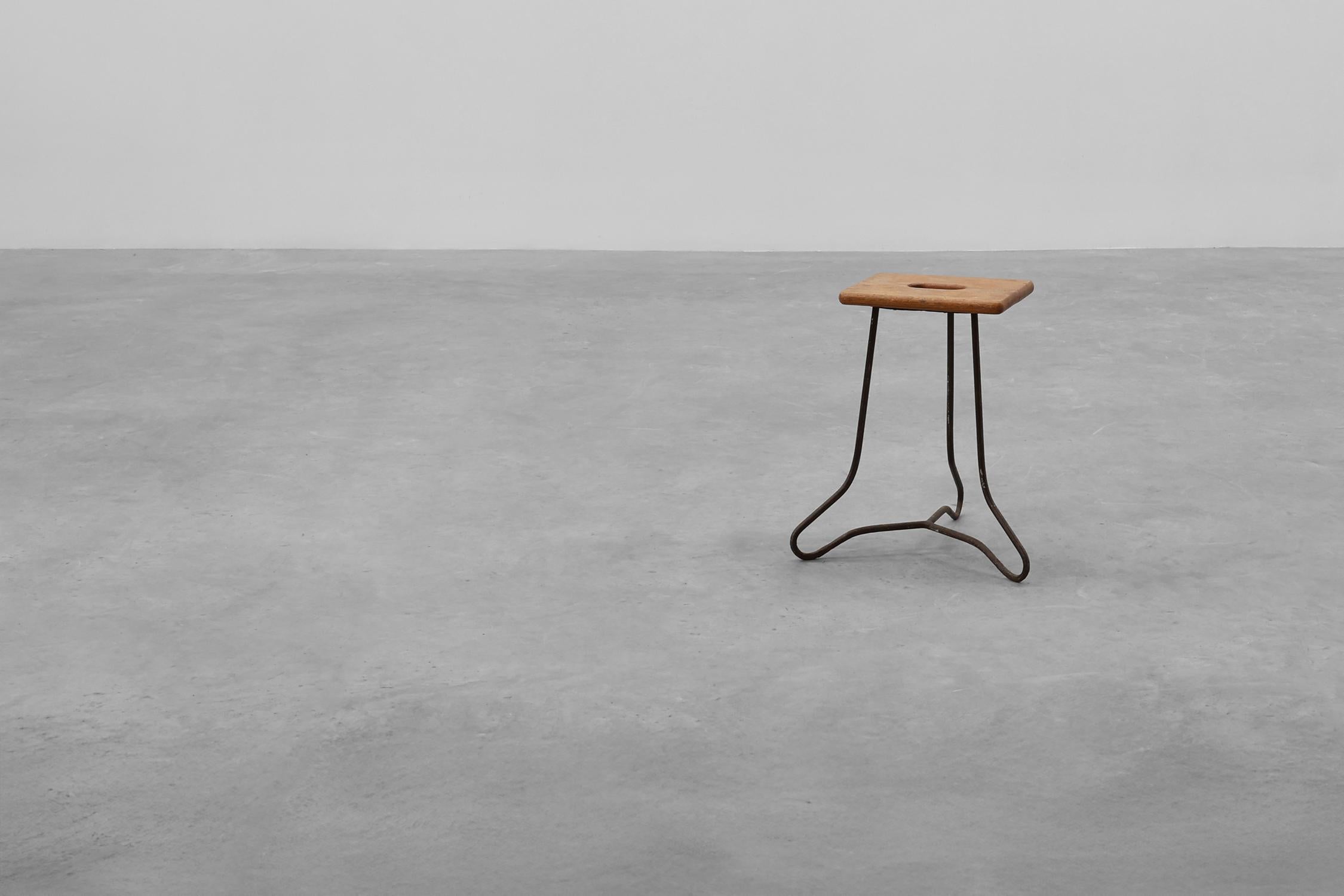 Taburete industrial modernista de hierro y listones partidos de roble, Francia ca. 1910 en venta 3