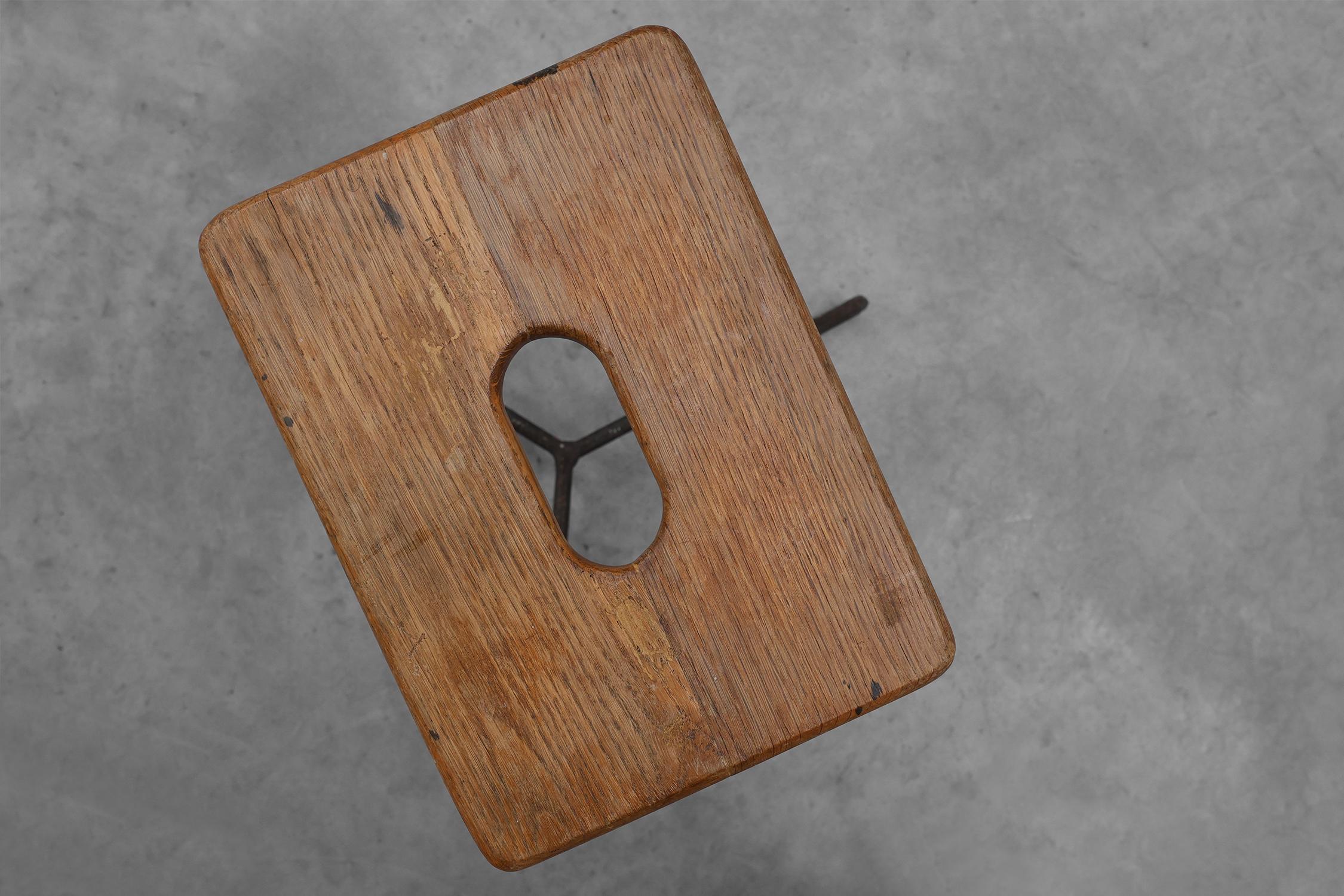 Taburete industrial modernista de hierro y listones partidos de roble, Francia ca. 1910 en venta 5