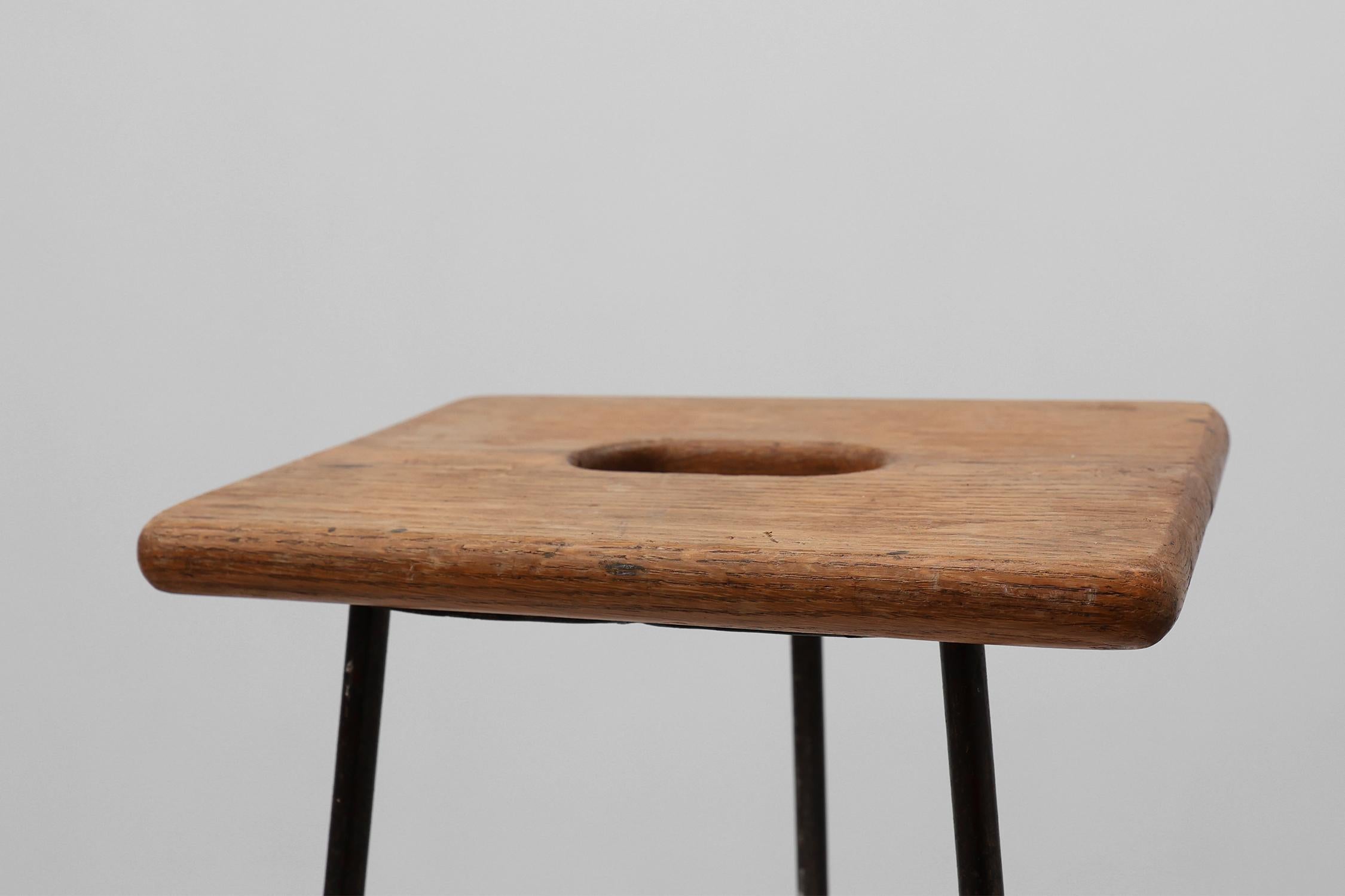 Bélgica / 1910 / taburete / madera, metal / Industrial / Modernista / Brutalista / Art Déco

Elegante y robusto taburete industrial con asiento rectangular con asa tallada sobre base de hierro. Fabricado en Francia a principios del siglo XX. La base