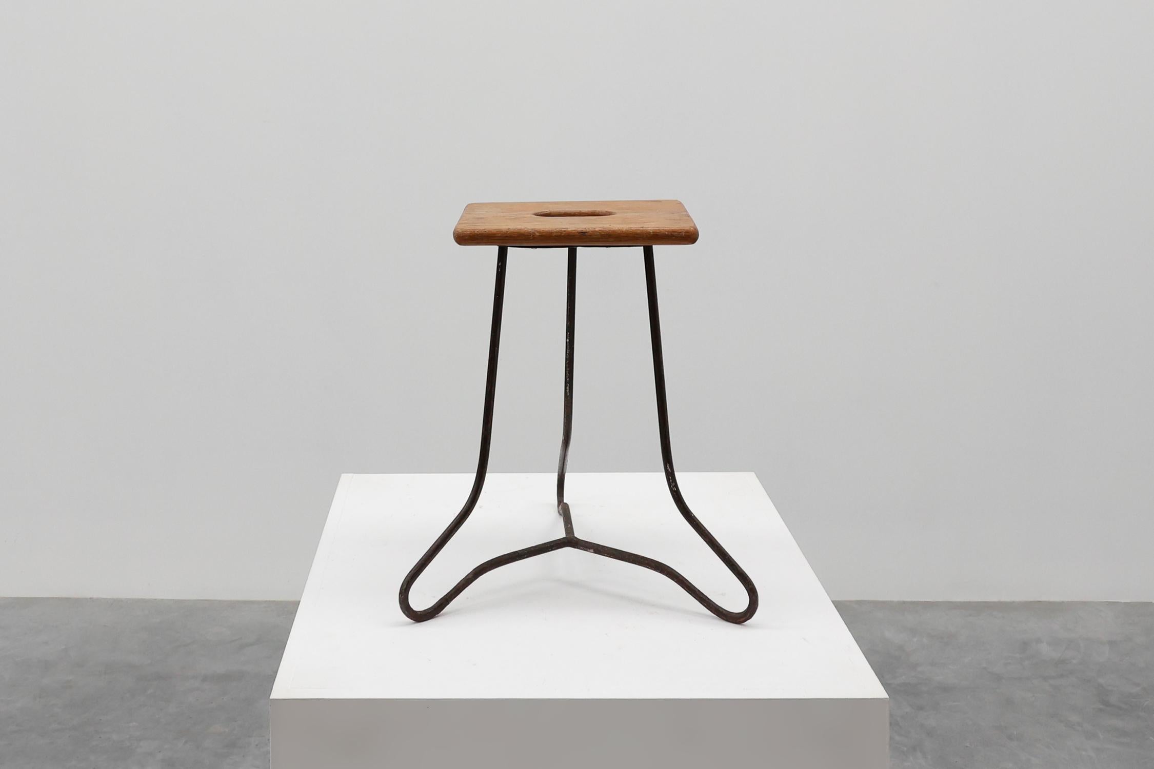 Taburete industrial modernista de hierro y listones partidos de roble, Francia ca. 1910 Art Decó en venta