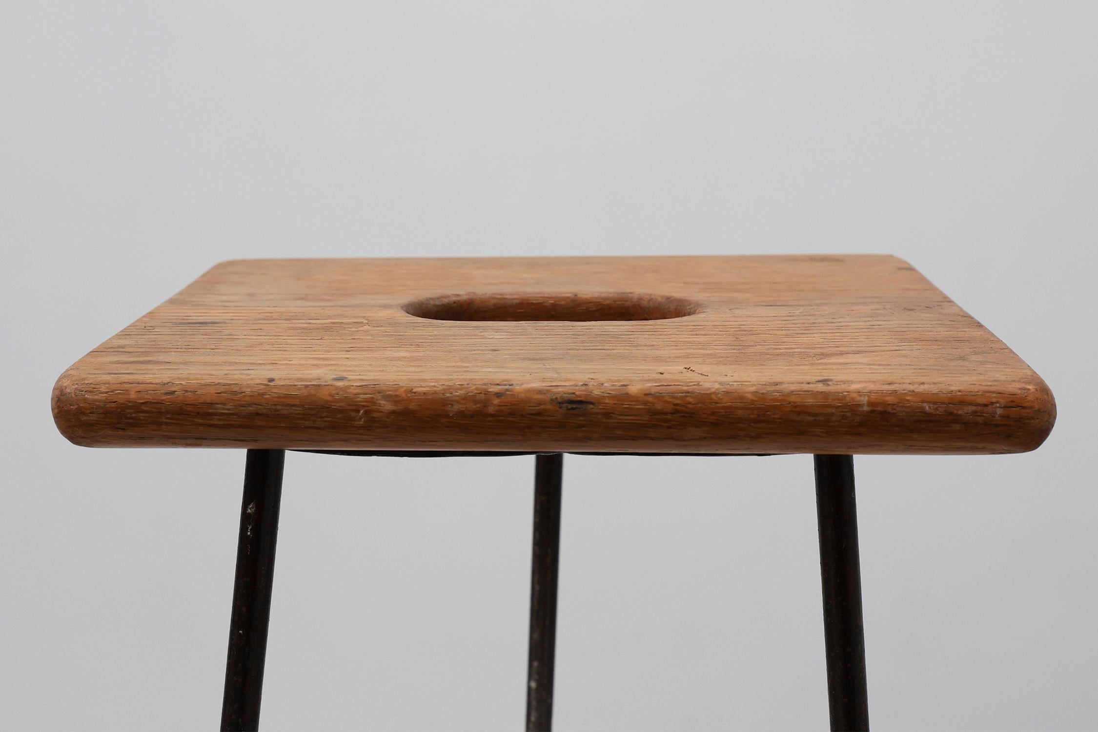 Taburete industrial modernista de hierro y listones partidos de roble, Francia ca. 1910 Francés en venta