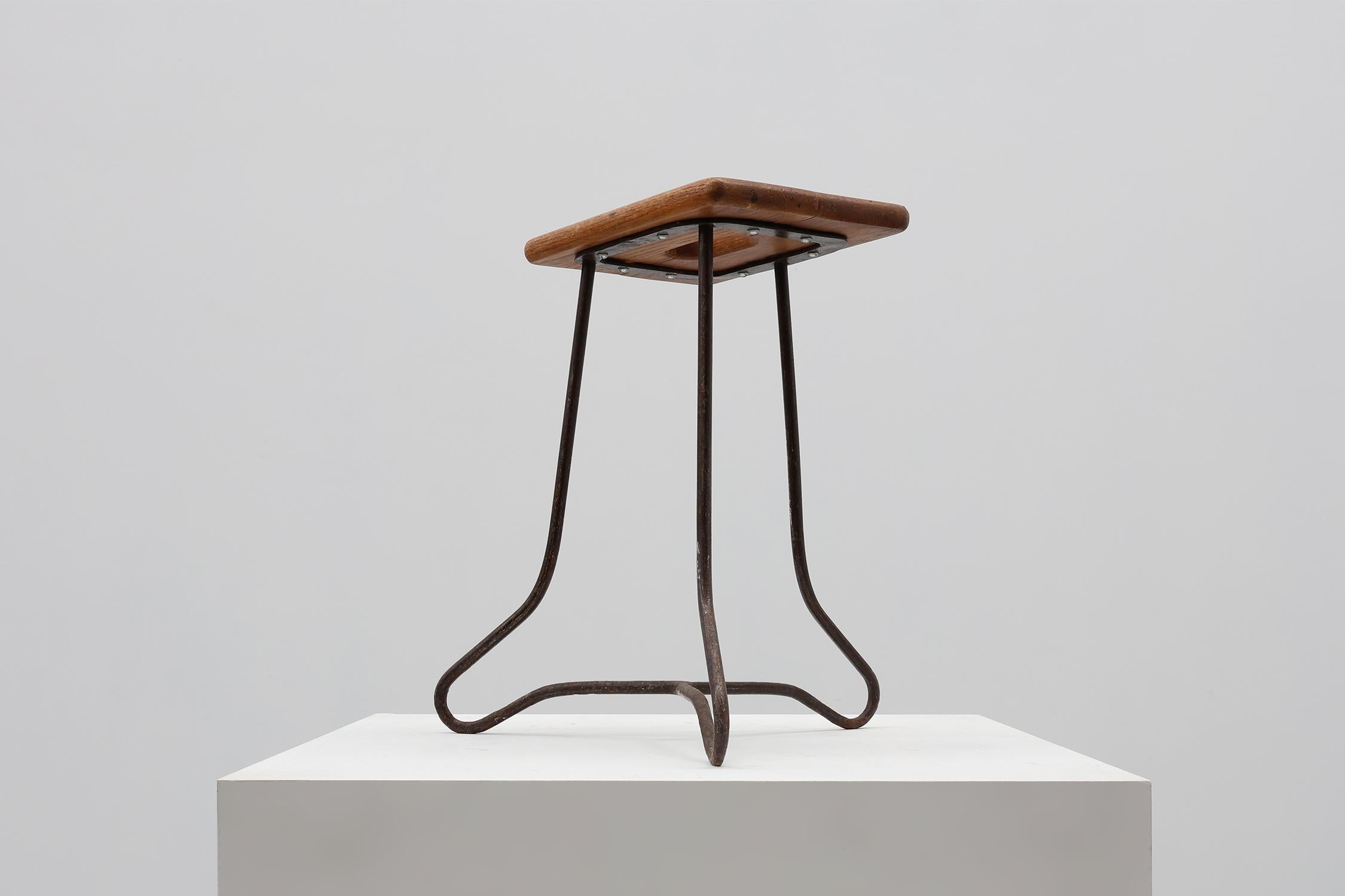 Taburete industrial modernista de hierro y listones partidos de roble, Francia ca. 1910 siglo XX en venta