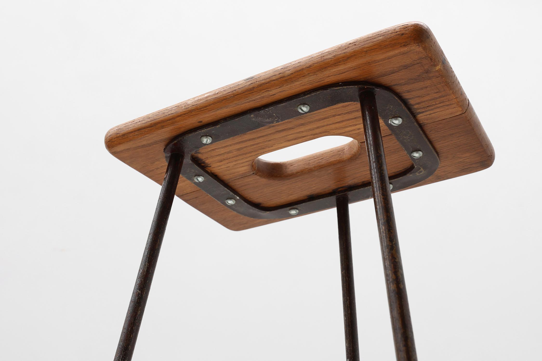 Taburete industrial modernista de hierro y listones partidos de roble, Francia ca. 1910 Hierro en venta