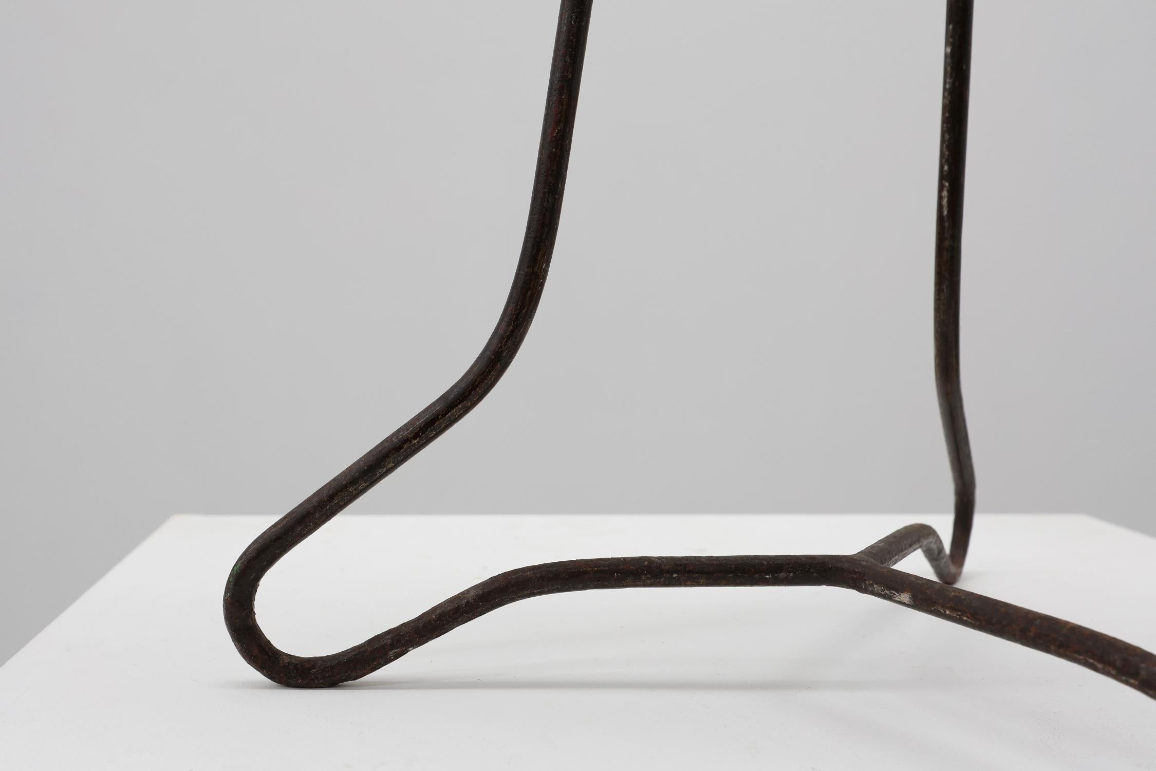 Taburete industrial modernista de hierro y listones partidos de roble, Francia ca. 1910 en venta 1