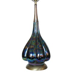 Mitte des Jahrhunderts Iridized Art Glas Tischlampe w / Messing Basis