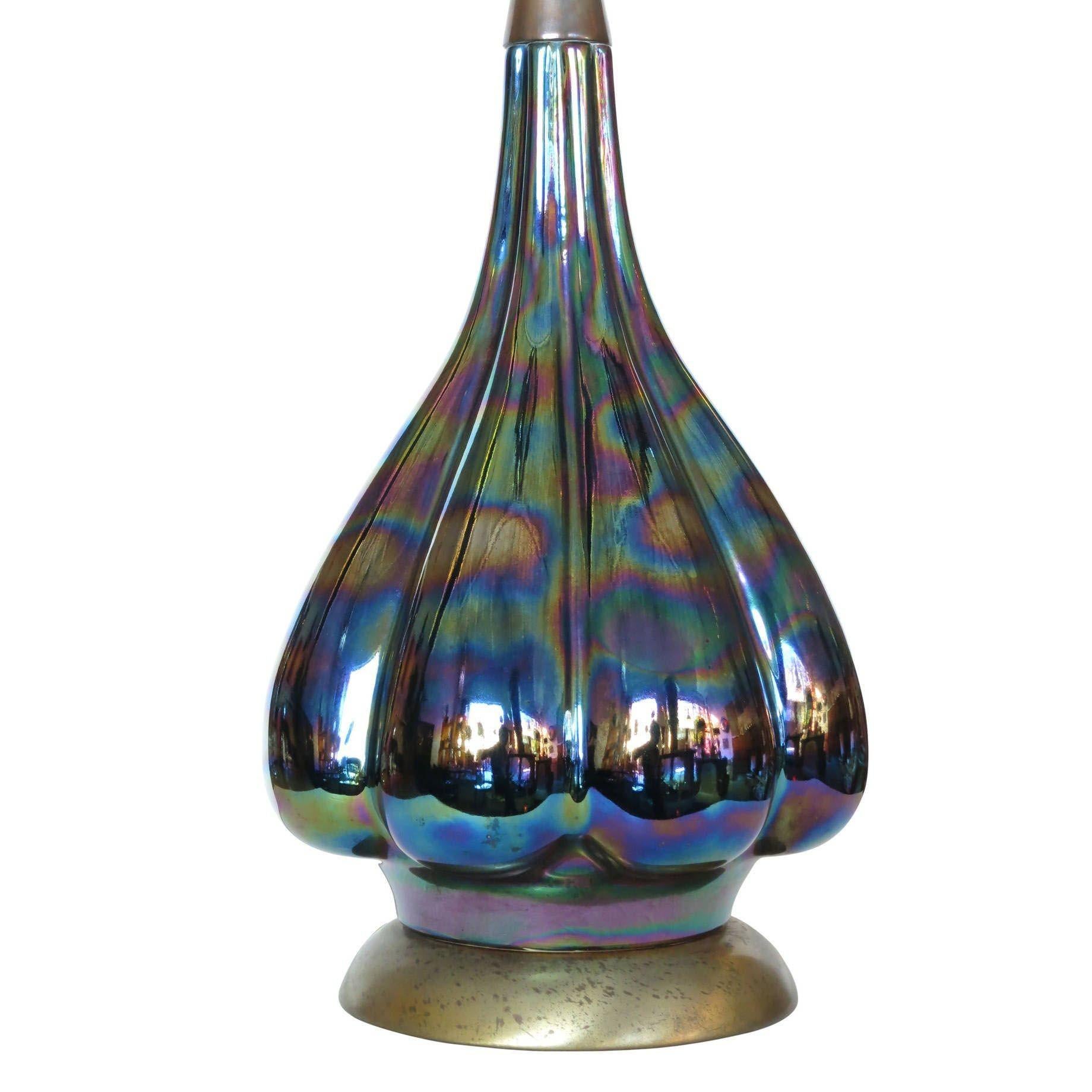 Mid-century Iridized Art Glass Table Lamp w/ Brass Base In Excellent Condition For Sale In Van Nuys, CA