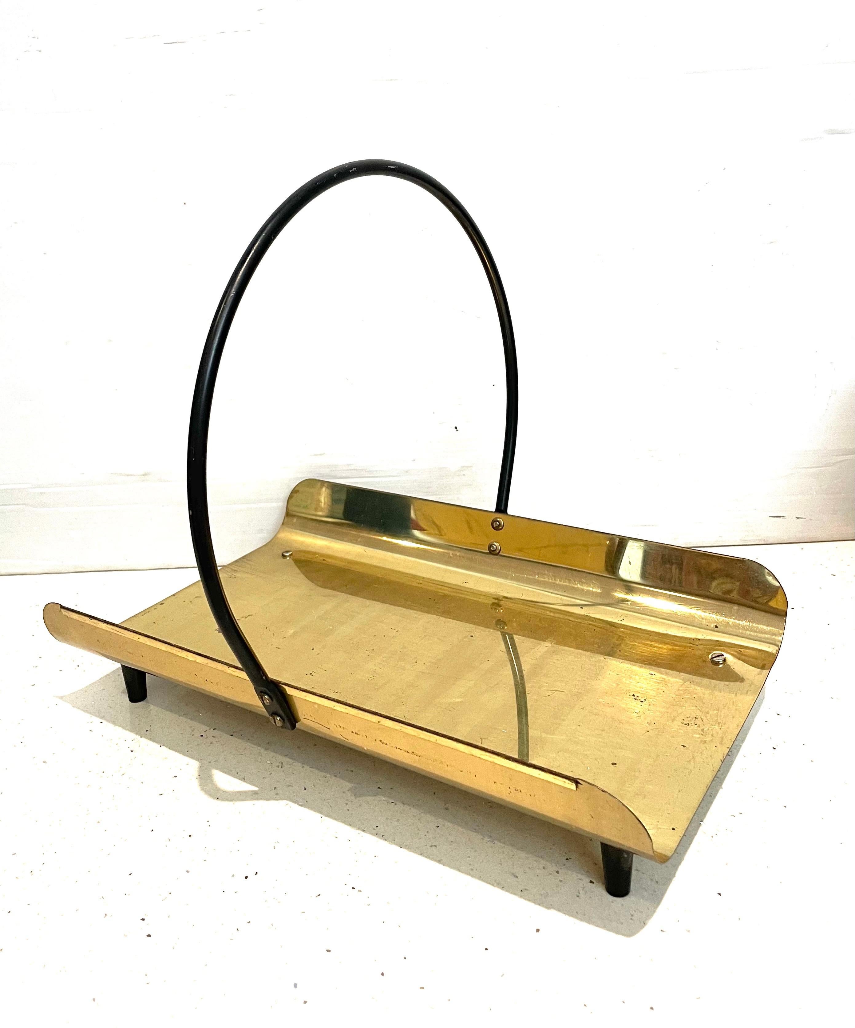 Elegant solid brass molded with iron handle and small tapered plastic feet magazine log holder, circa 1950s.