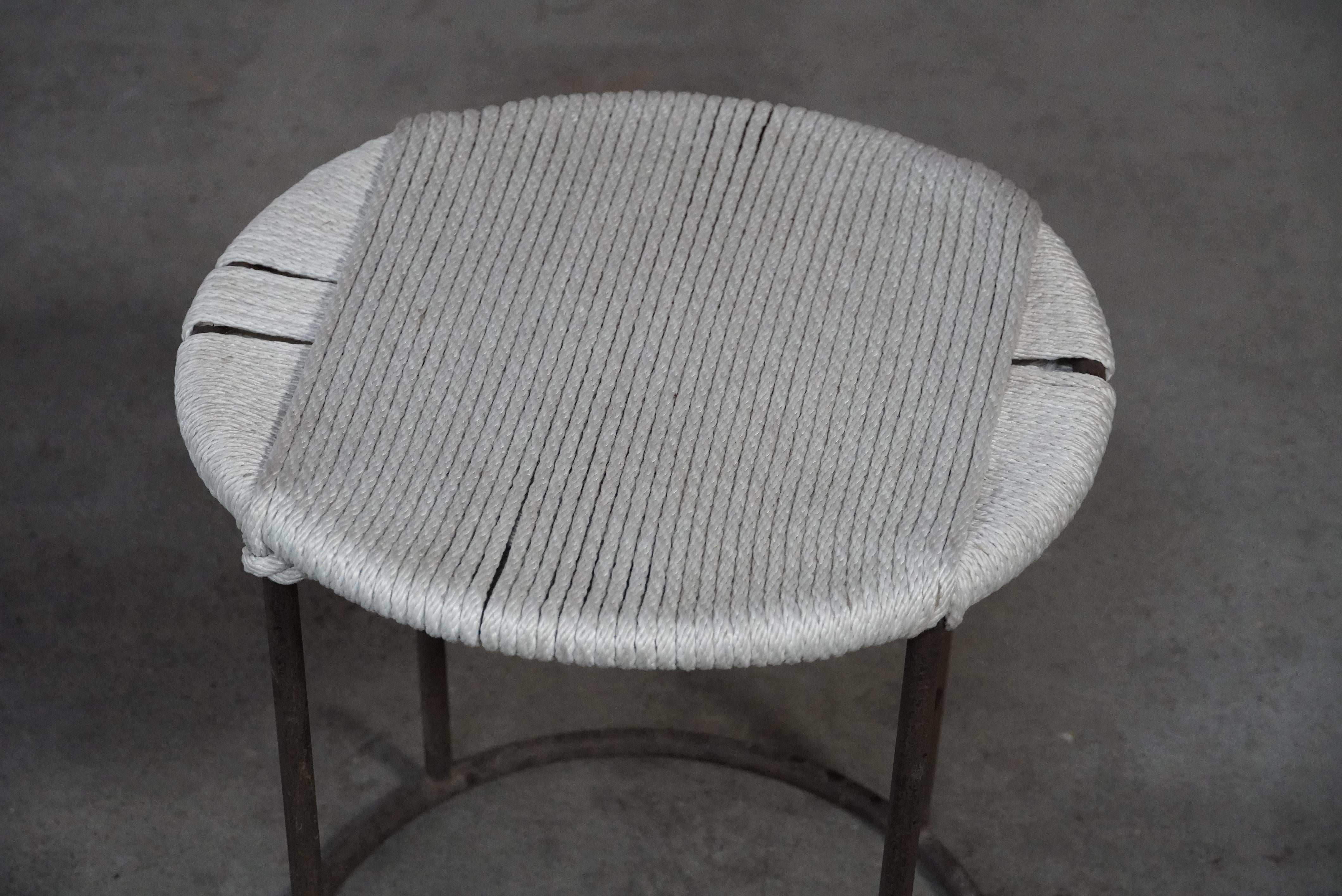 Taburete modernista de hierro y cuerda Estadounidense en venta