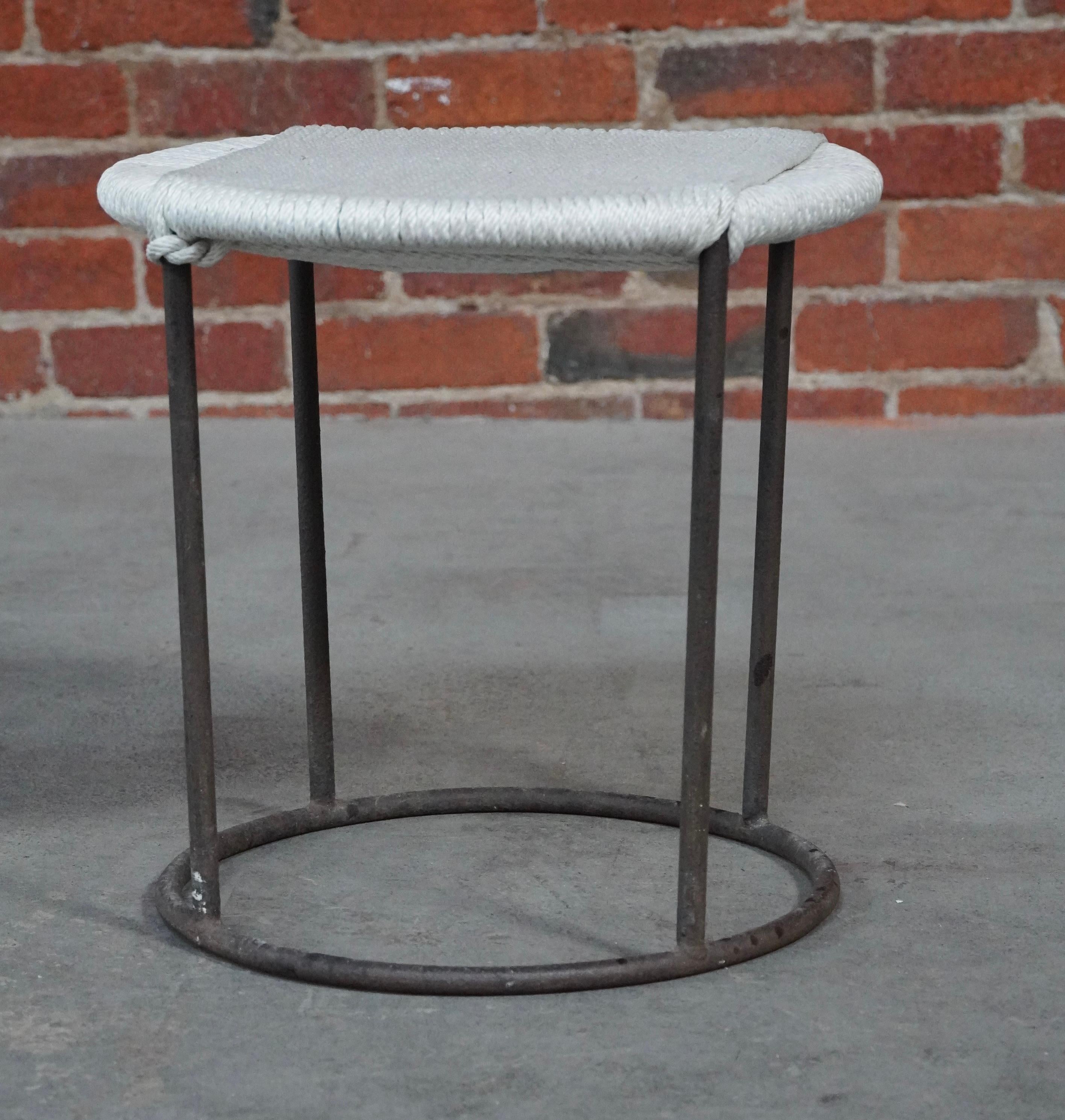 Taburete modernista de hierro y cuerda Hecho a mano en venta