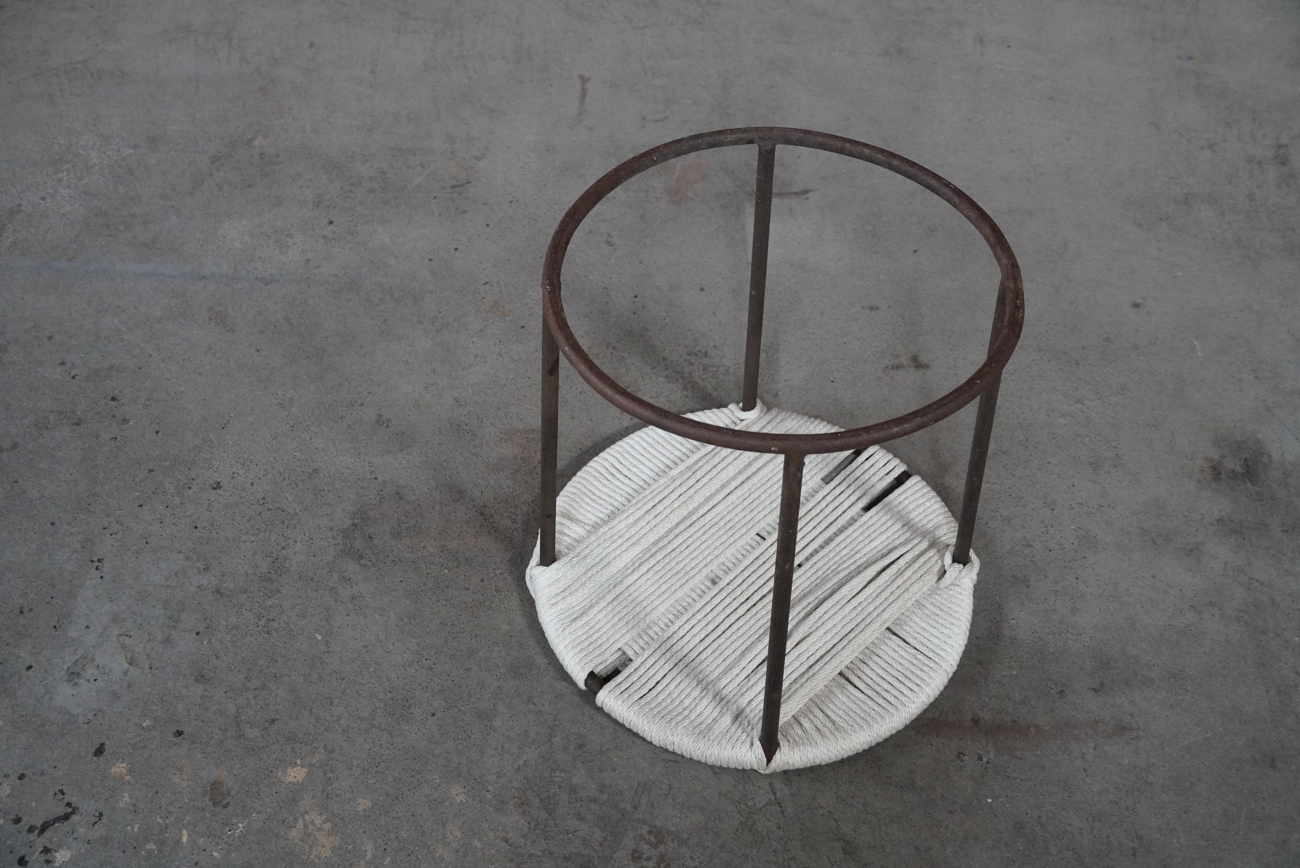 Taburete modernista de hierro y cuerda Metal en venta
