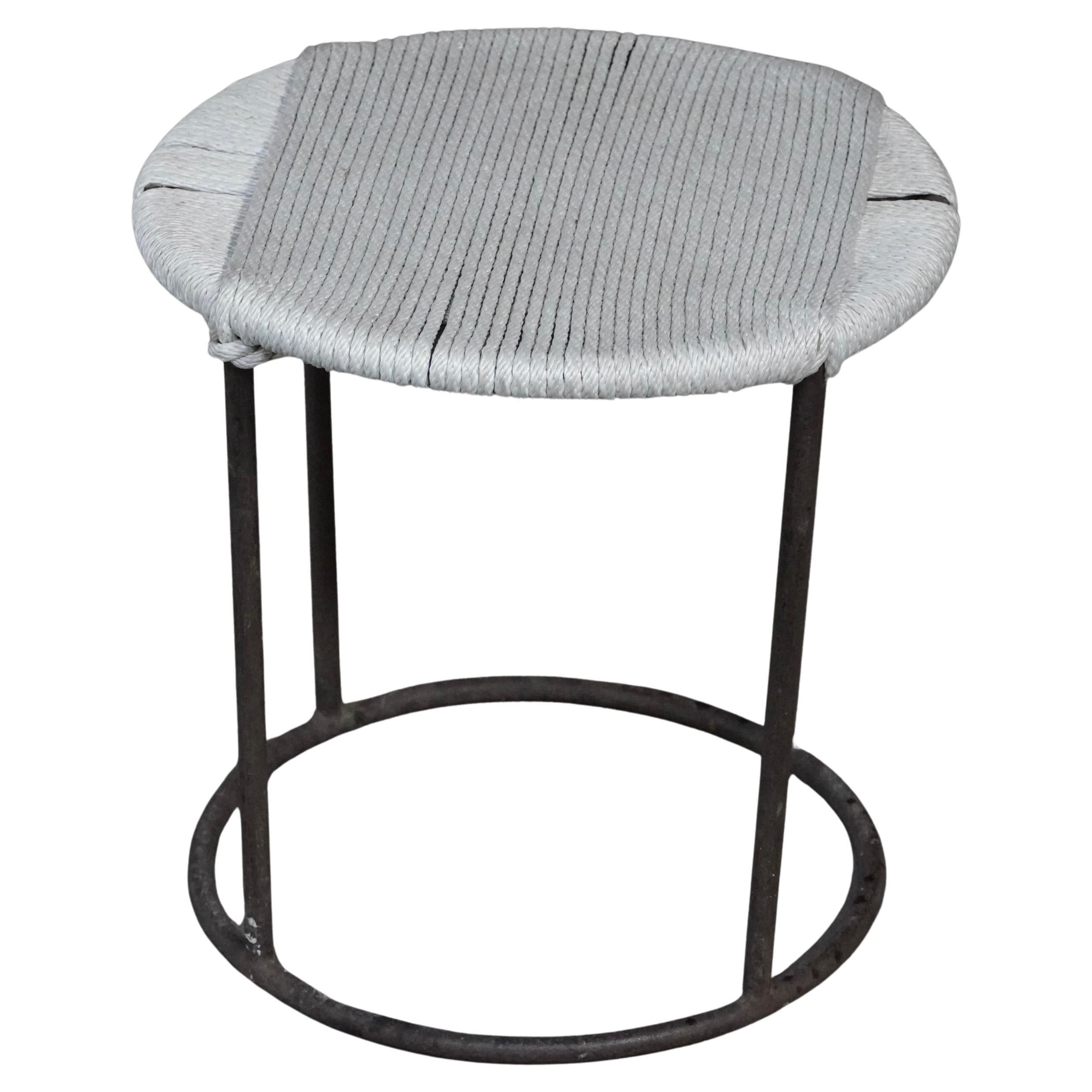 Taburete modernista de hierro y cuerda en venta