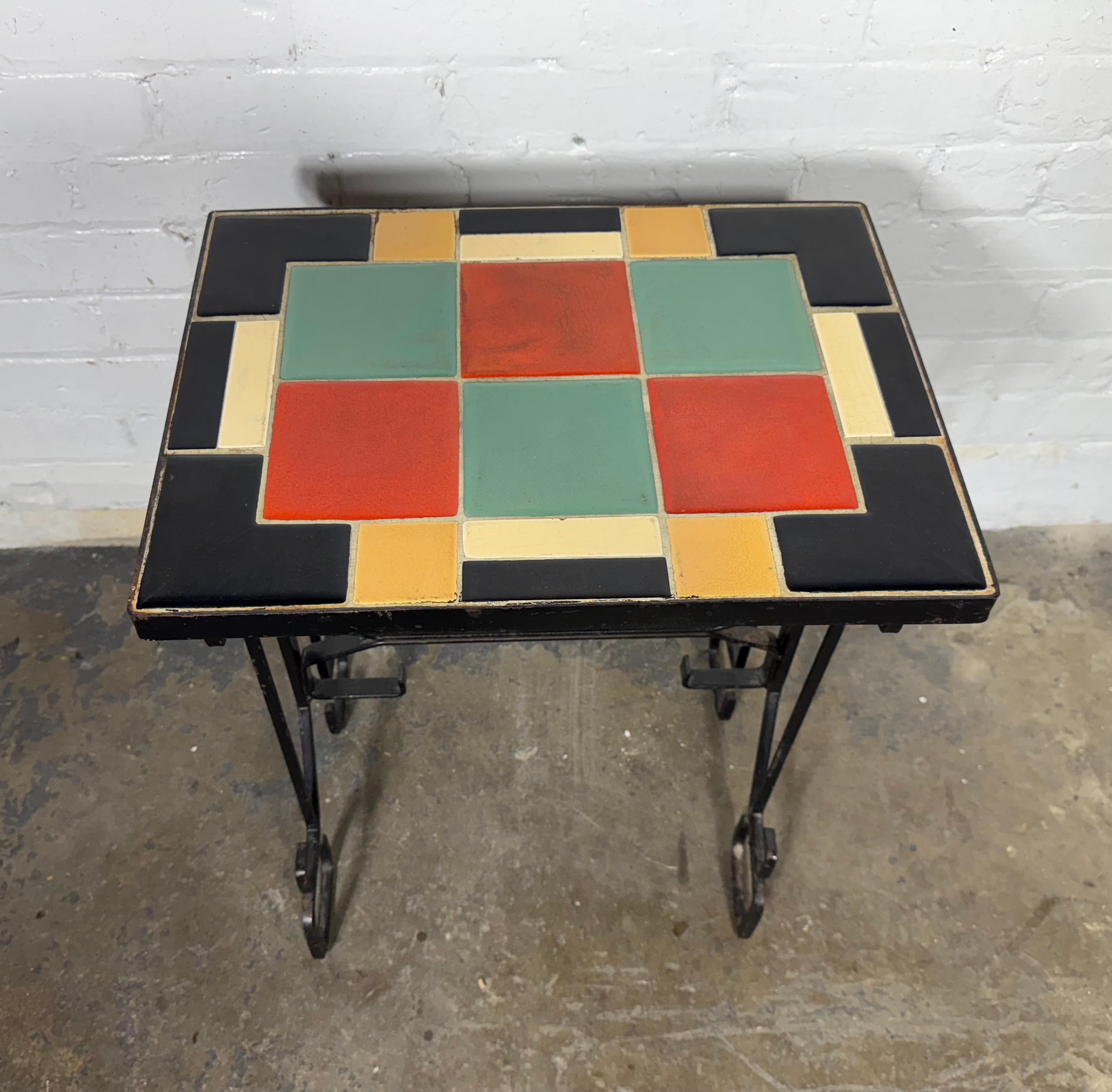 Table d'appoint moderniste en fer et carrelage.. Déco / Clé grecque , Un design époustouflant. Merveilleux carreaux de couleur, superbe état d'origine, 