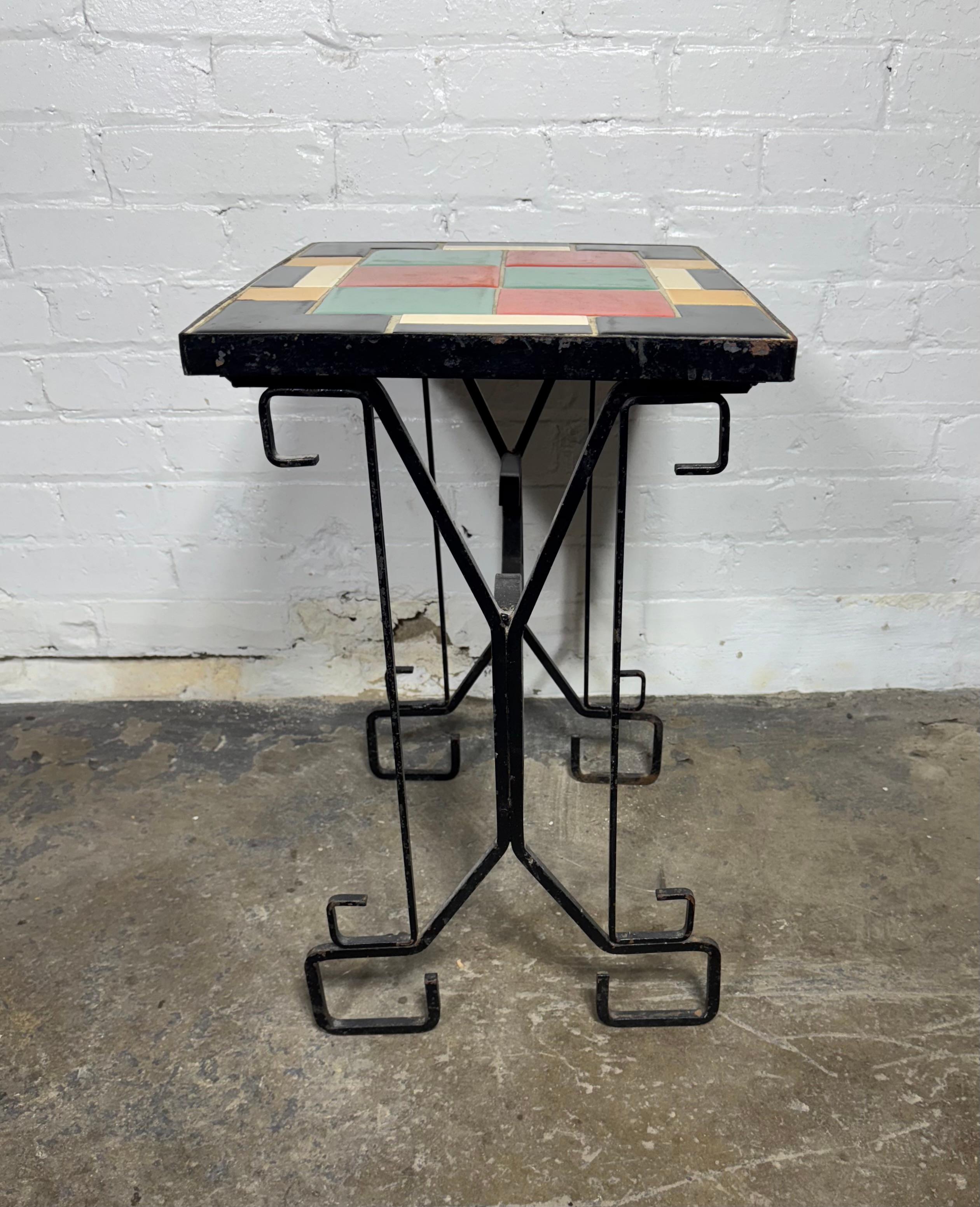 Américain Table d'appoint moderniste en fer et carrelage.. Design/One am designs. en vente