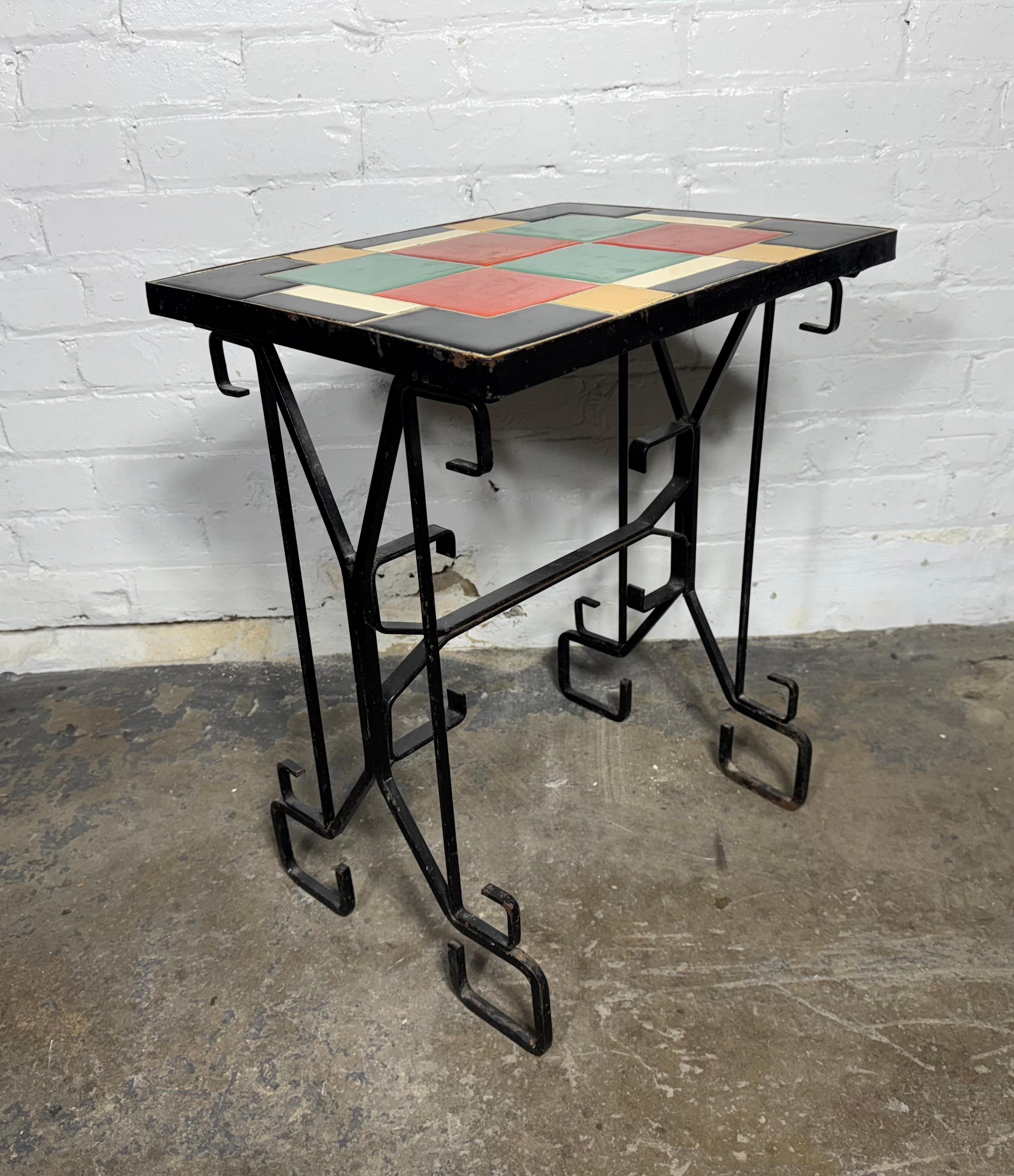 Fait main Table d'appoint moderniste en fer et carrelage.. Design/One am designs. en vente
