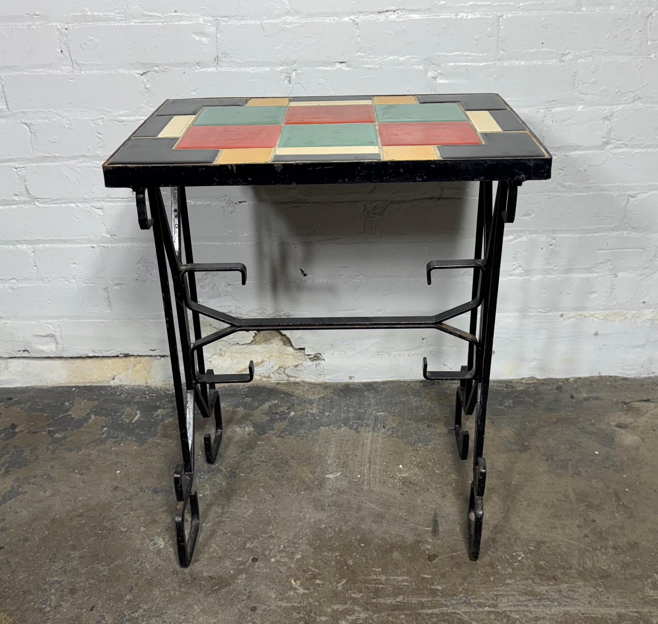 Table d'appoint moderniste en fer et carrelage.. Design/One am designs. Bon état - En vente à Buffalo, NY