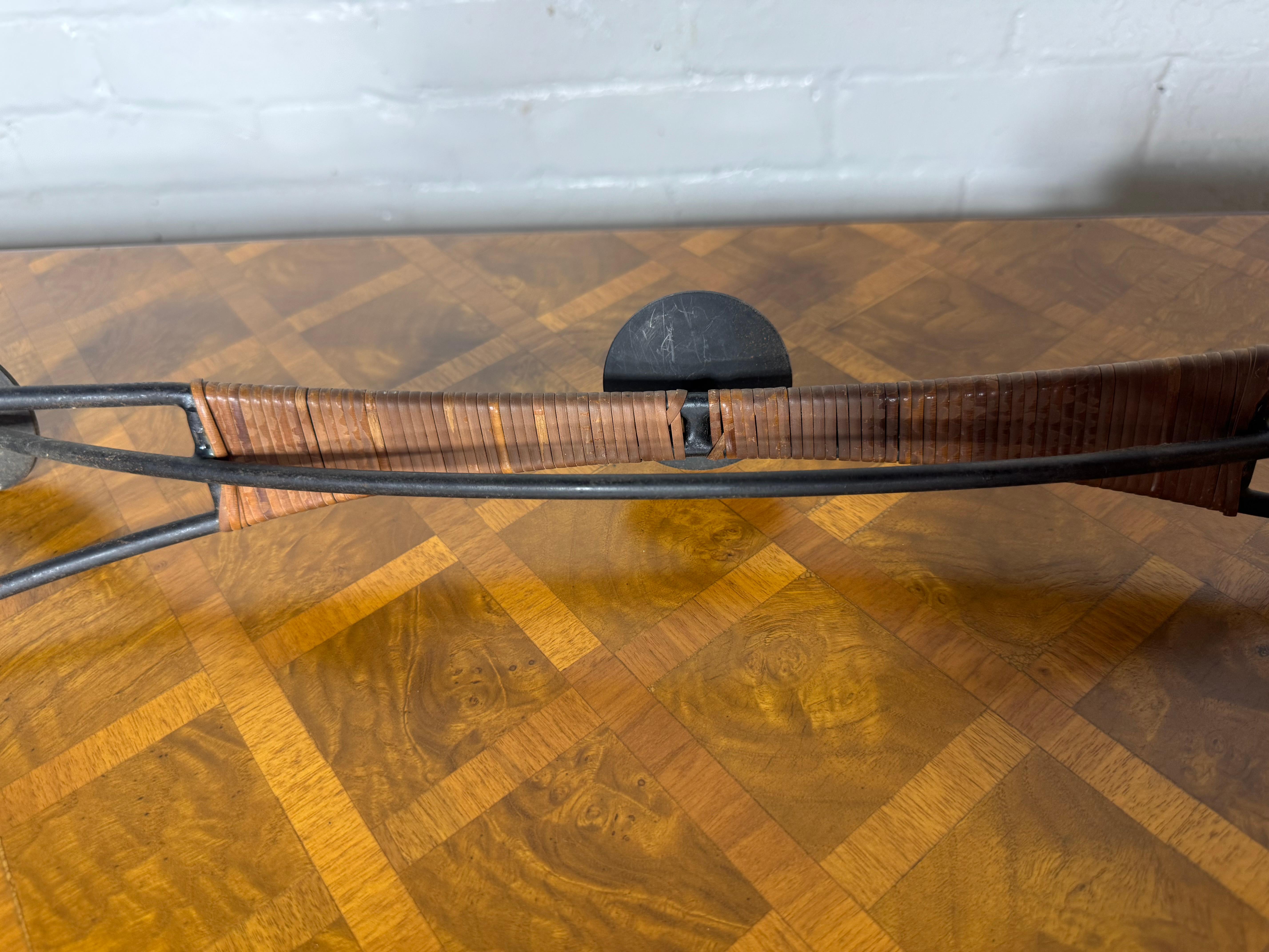 Triple candélabre moderniste en fer et osier de Tony Paul Bon état - En vente à Buffalo, NY