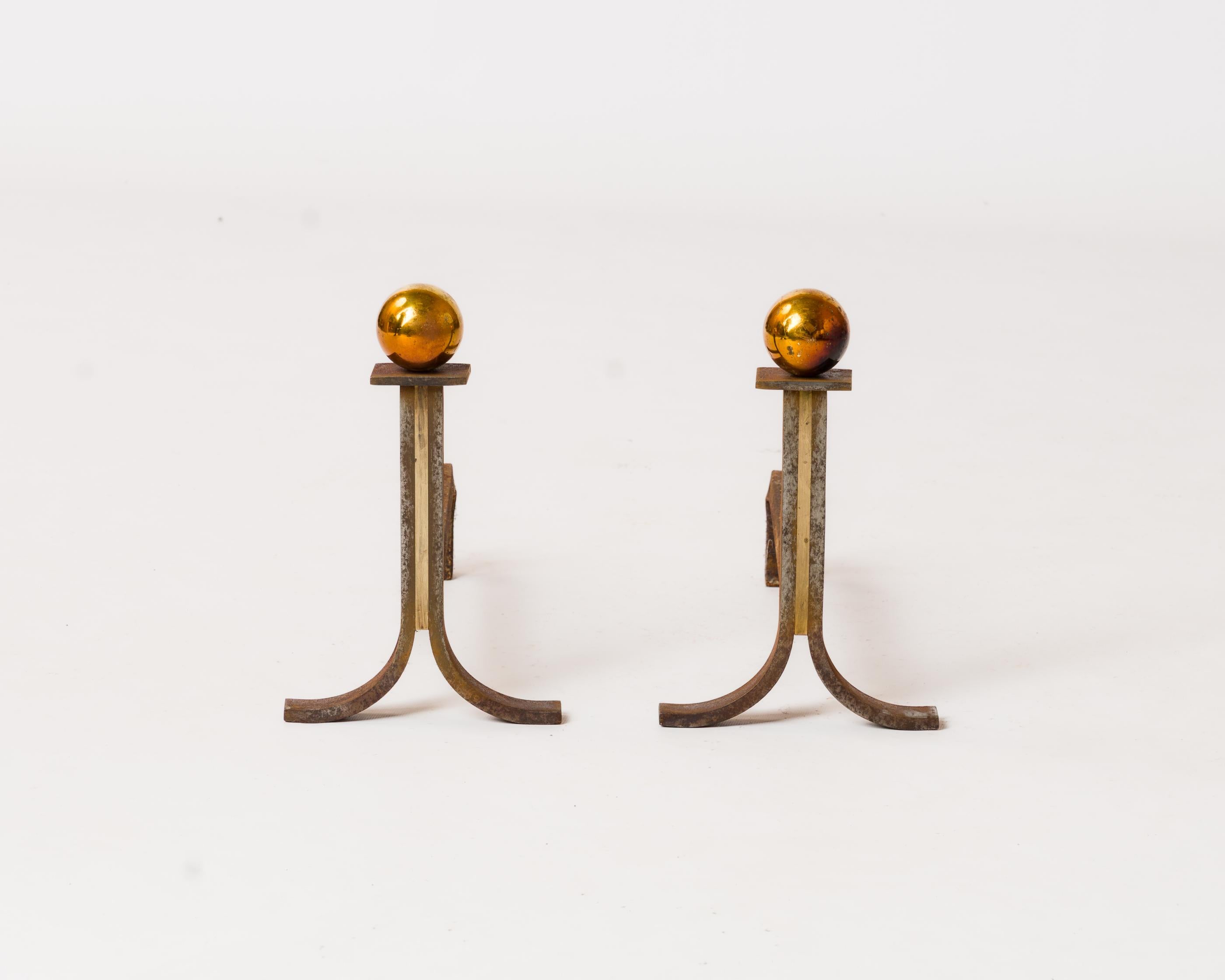 Coppia chic e minimalista di androni in ferro battuto con sfere in ottone lucido. In discrete condizioni vintage. Ossidazione e patina su tutte le superfici. Questi tiri vengono spediti dalla Francia e possono essere rispediti in Francia o in una