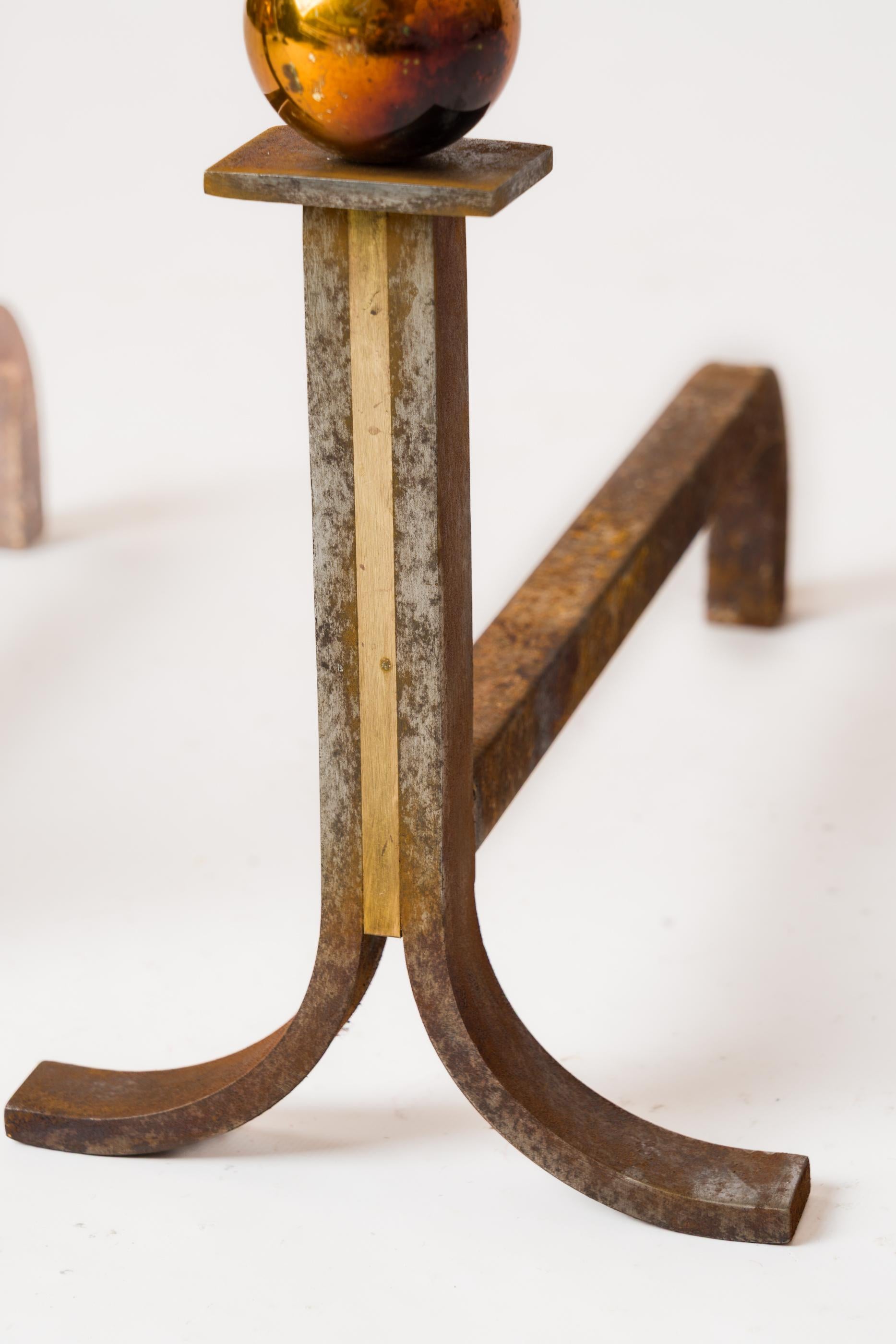 Francese Androni modernisti in ferro e ottone con teste a sfera in ottone patinato - Francia anni '70 in vendita