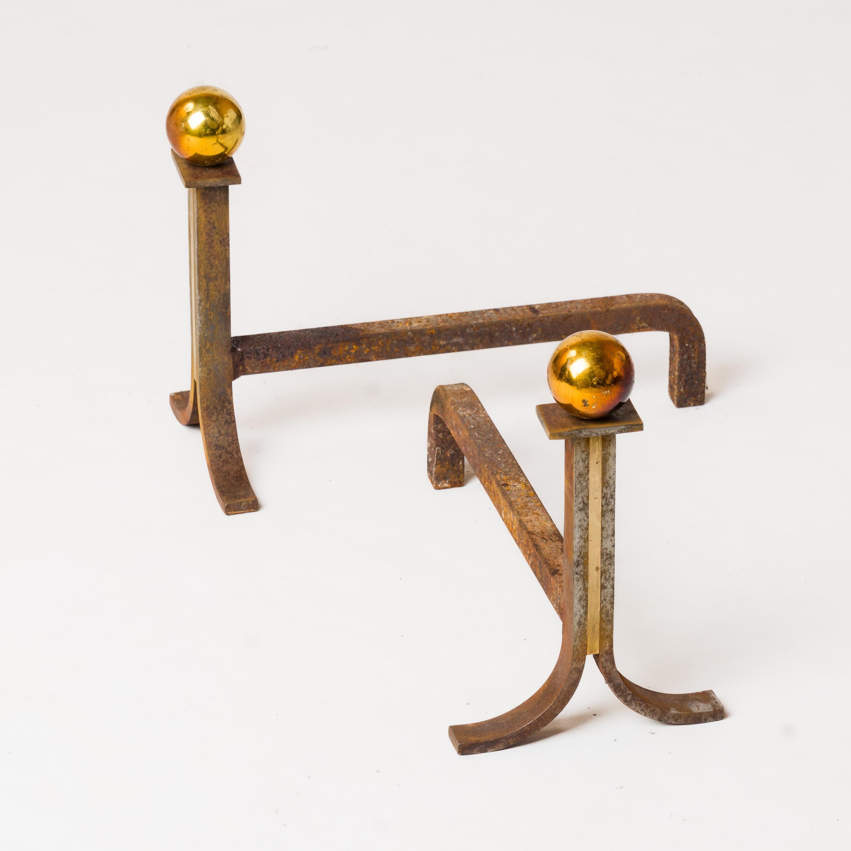 Androni modernisti in ferro e ottone con teste a sfera in ottone patinato - Francia anni '70 In condizioni discrete in vendita a New York, NY
