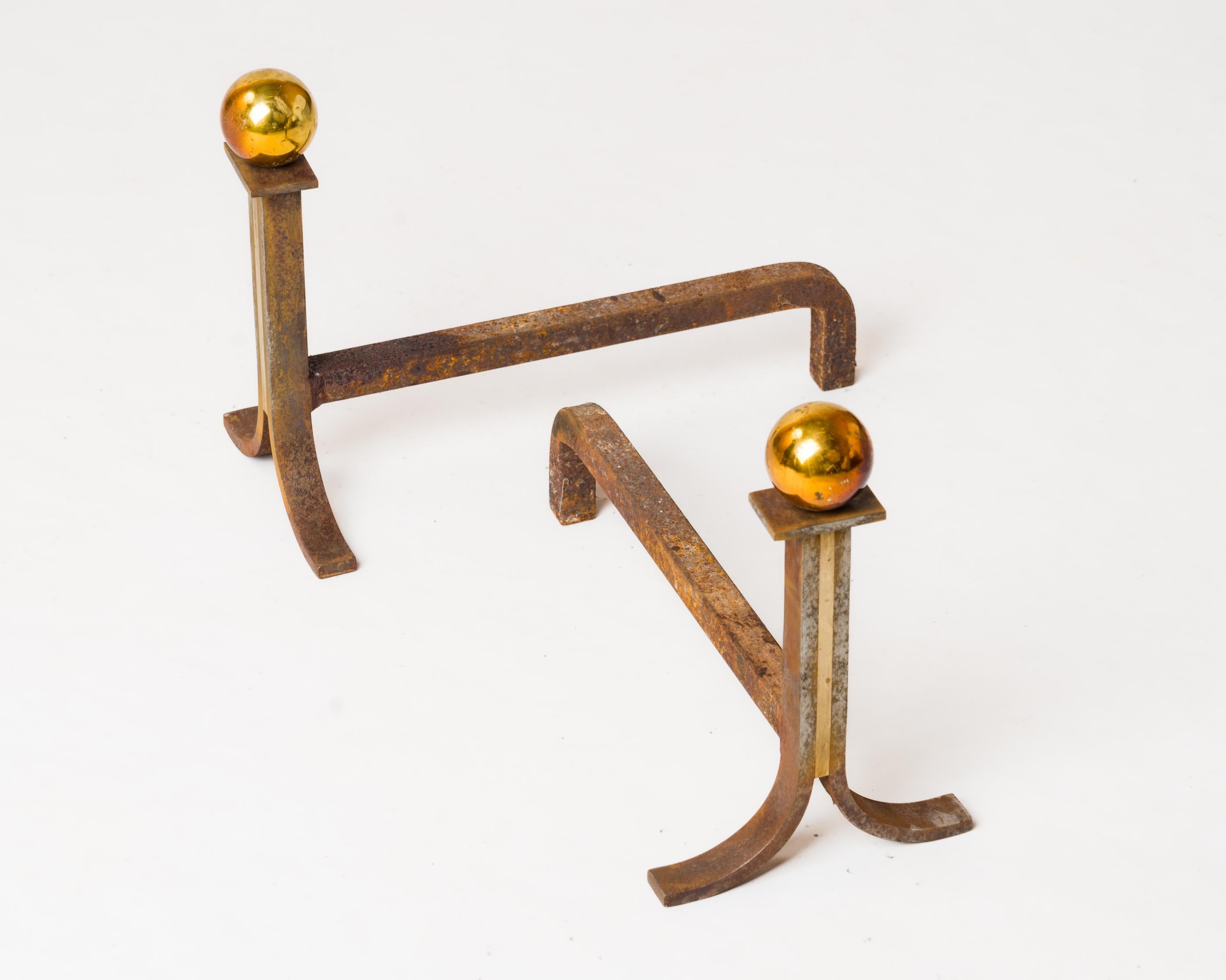 Fine XX secolo Androni modernisti in ferro e ottone con teste a sfera in ottone patinato - Francia anni '70 in vendita