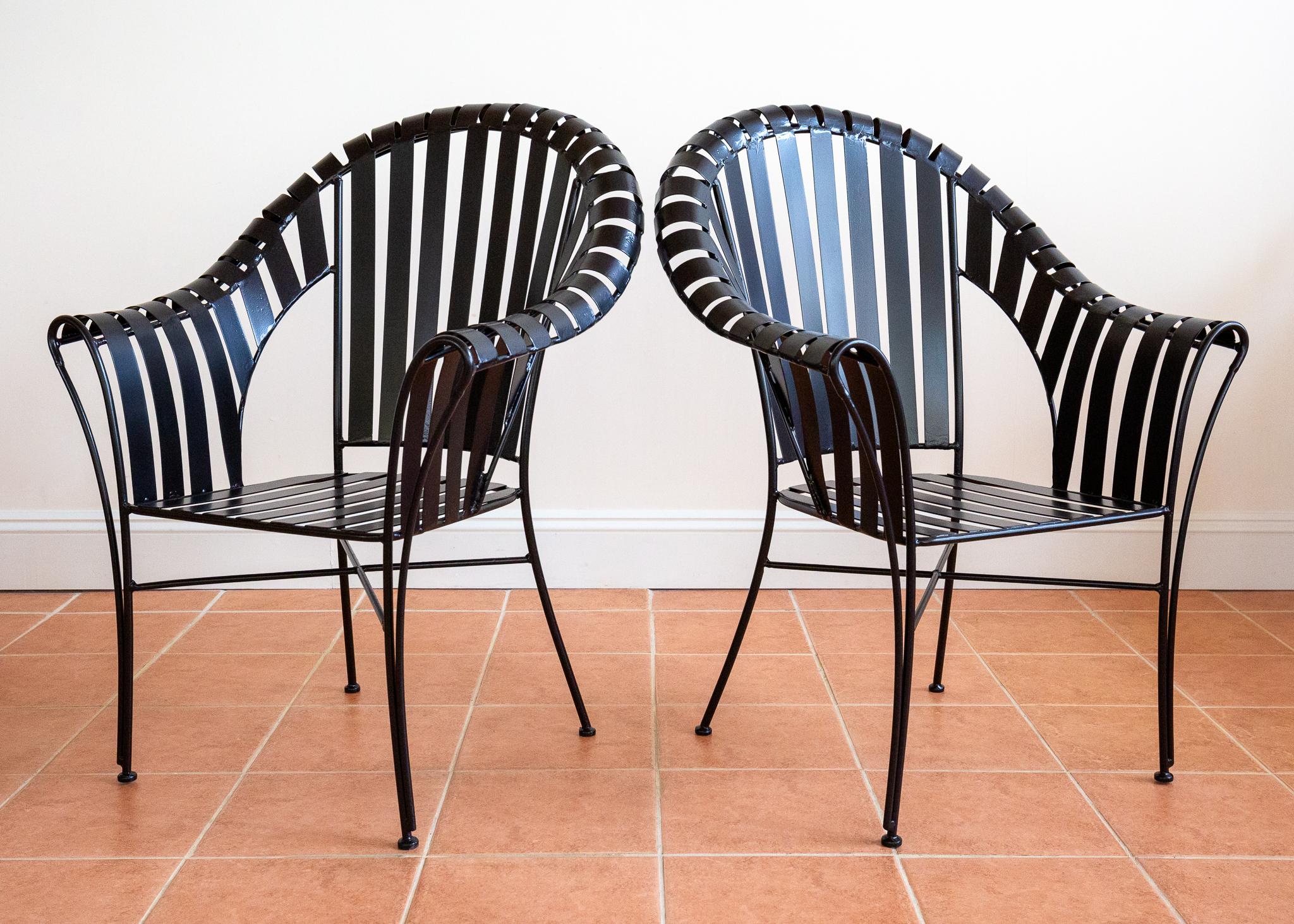 Forgé Paire de fauteuils de jardin modernistes à sangles de fer des années 1980, style brutaliste MCM Salterini en vente