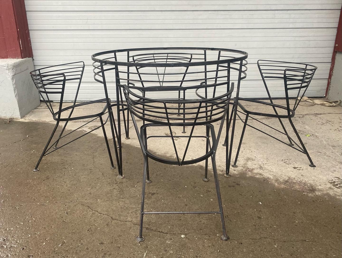 Mid-Century Modern Modernist Iron Table and Chairs Attributed to John Salterini For Sale