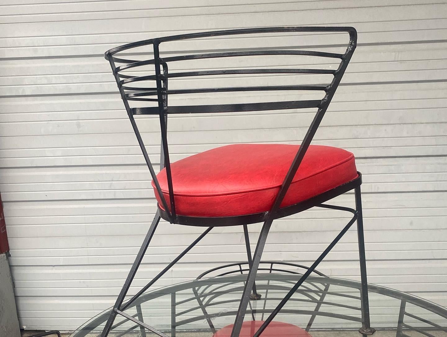 Naugahyde Table et chaises modernistes en fer attribuées à John Salterini en vente
