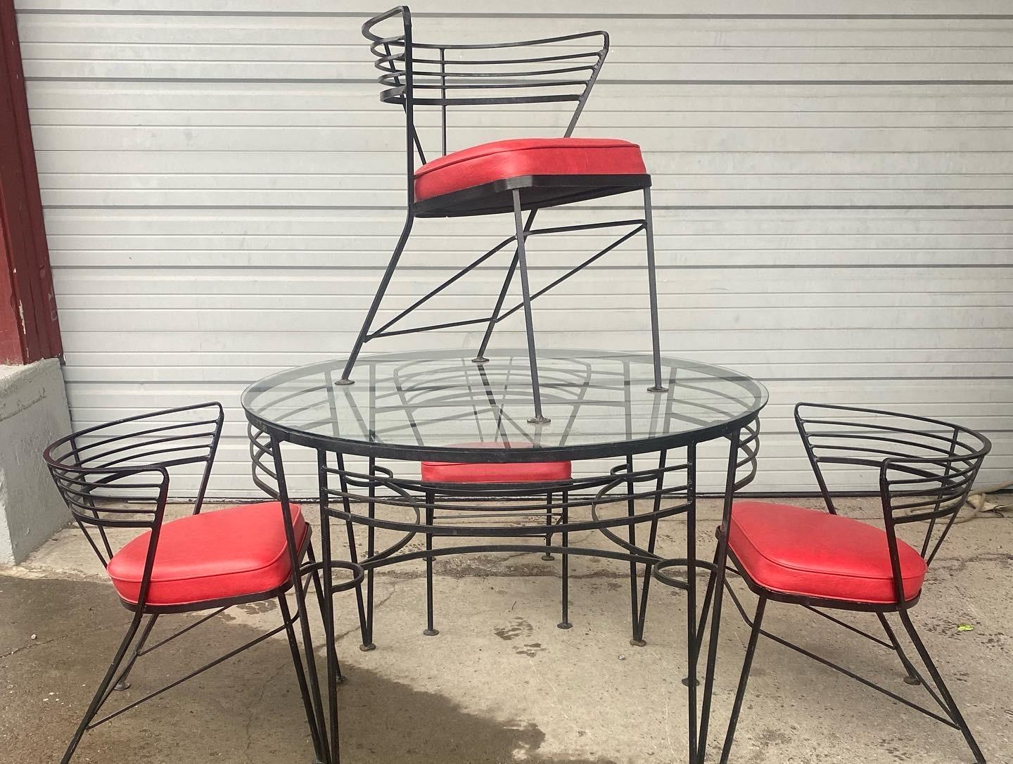 Table et chaises modernistes en fer attribuées à John Salterini en vente 1